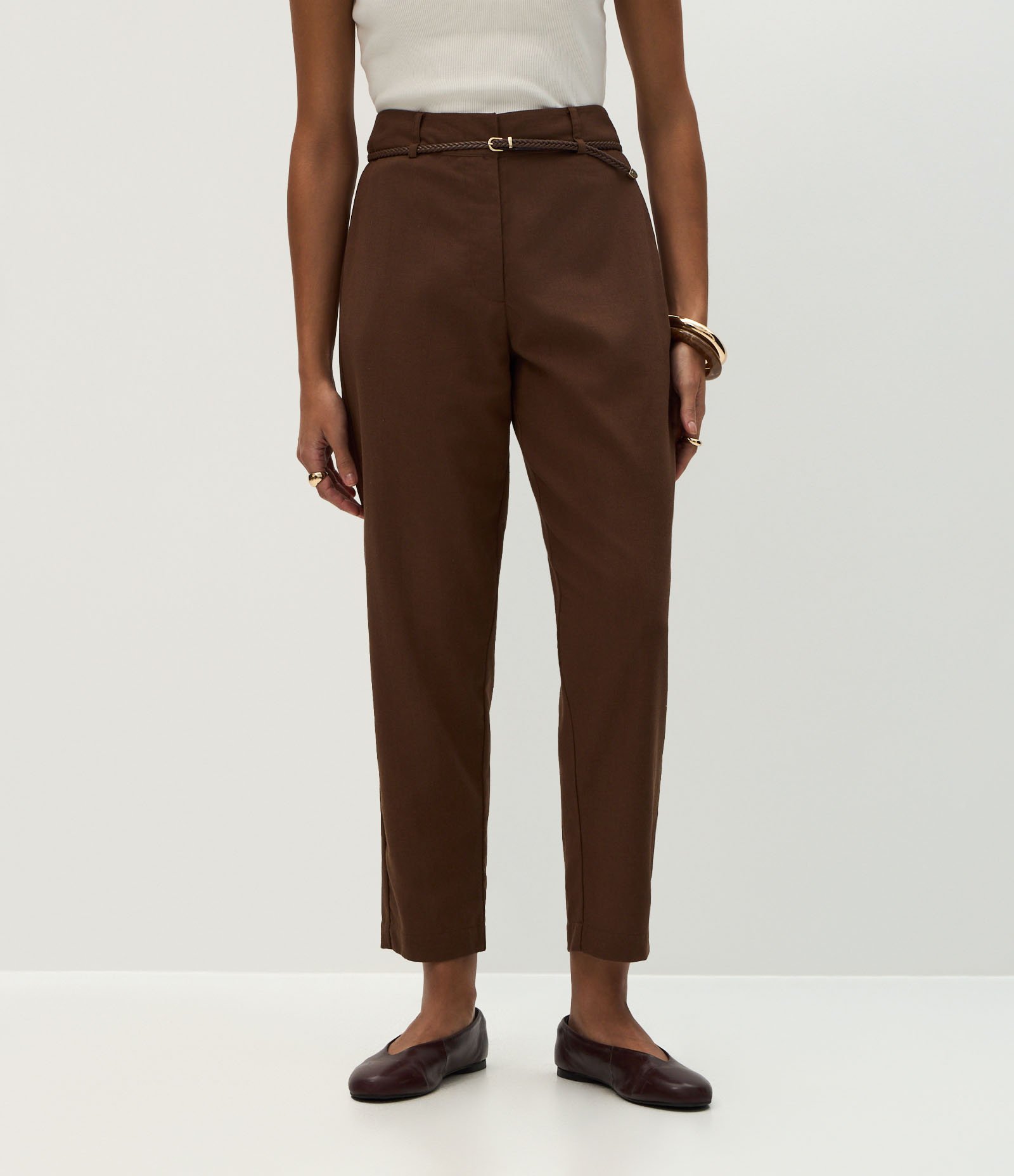 Calça Cenoura em Viscolinho com Cinto Marrom 3