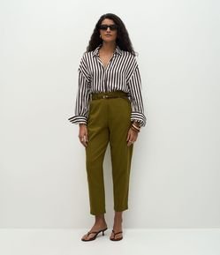 Calça Cenoura em Viscolinho com Cinto