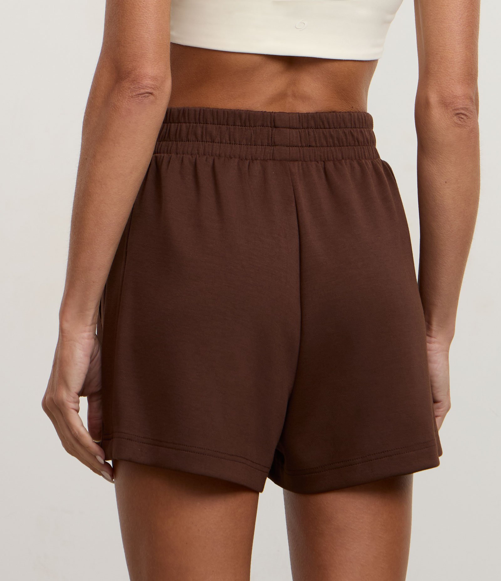Bermuda Esportiva em Modal com Detalhe de Pregas Marrom 3