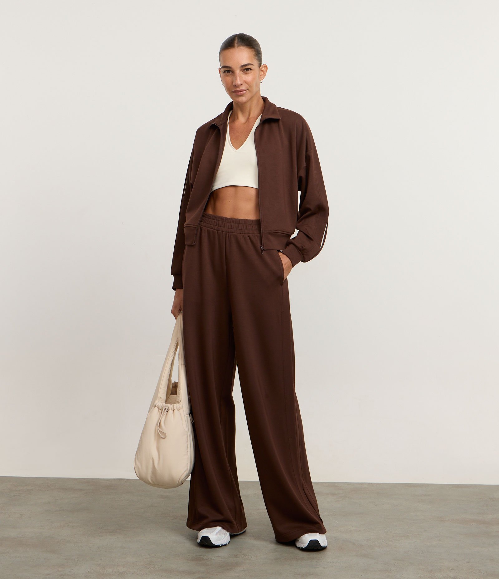 Calça Reta Esportiva com Detalhe Lateral Contrastante Marrom 1