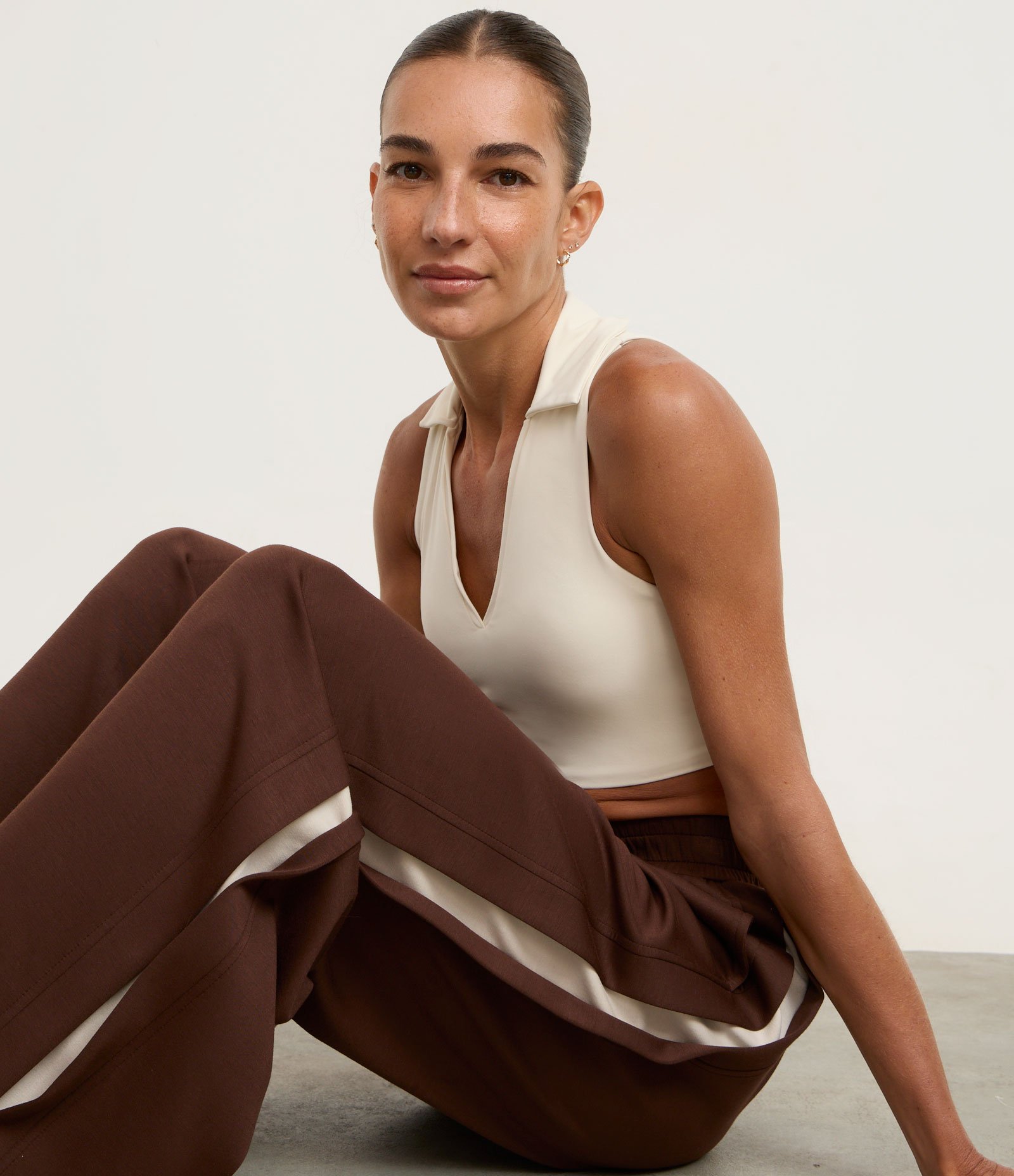 Calça Reta Esportiva com Detalhe Lateral Contrastante Marrom 2