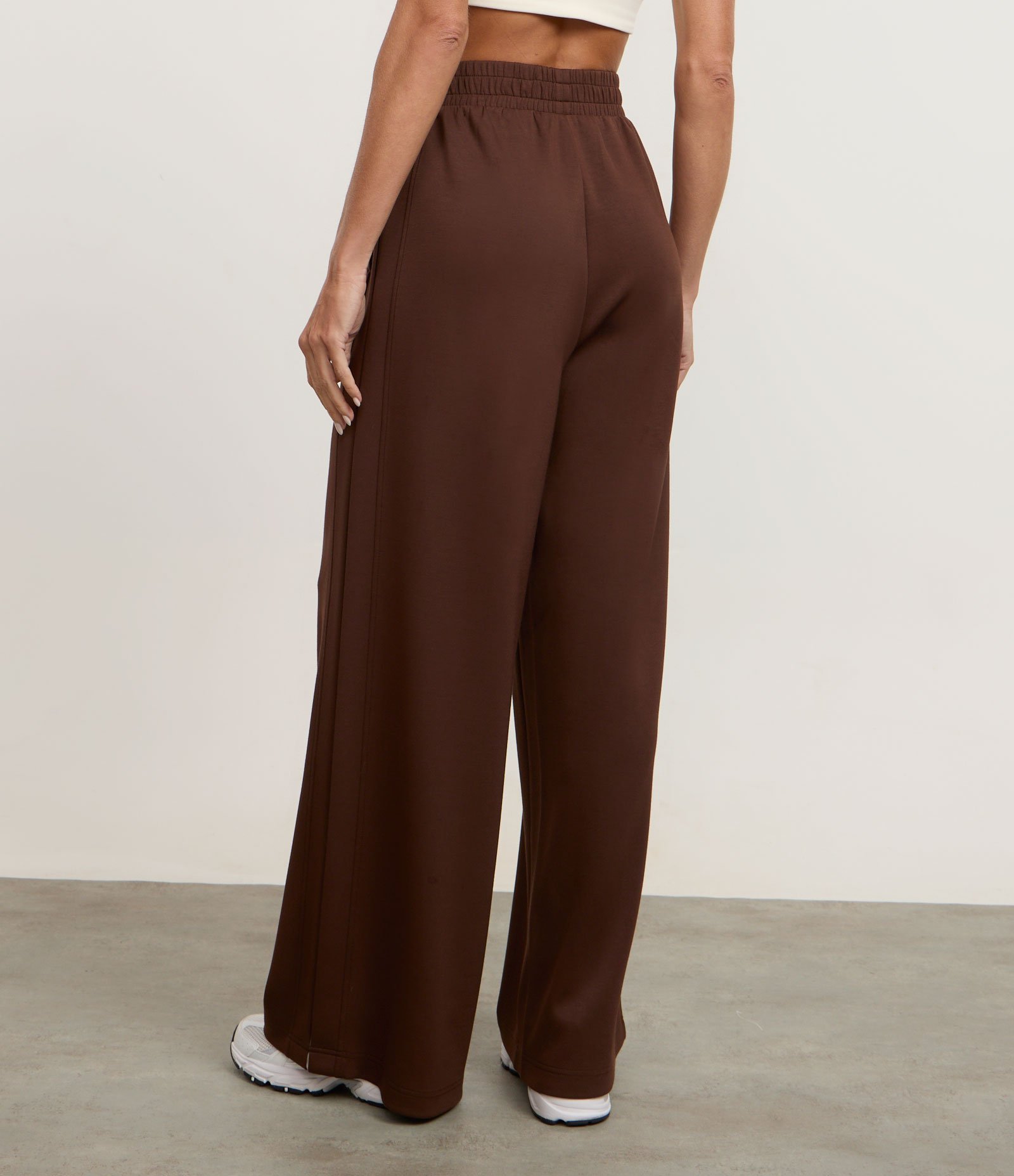 Calça Reta Esportiva com Detalhe Lateral Contrastante Marrom 5