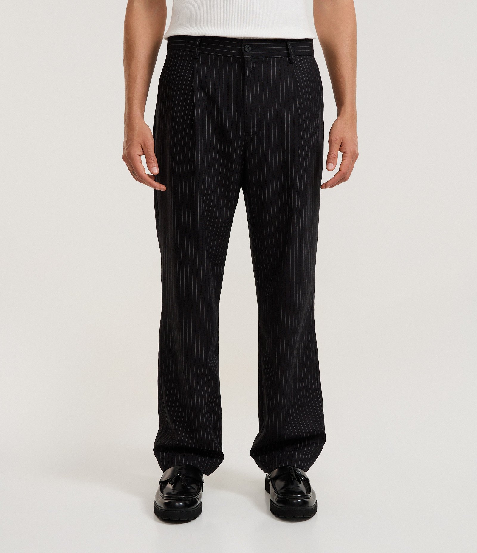 Calça Reta de Alfaiataria em Viscose com Listras Preto 2