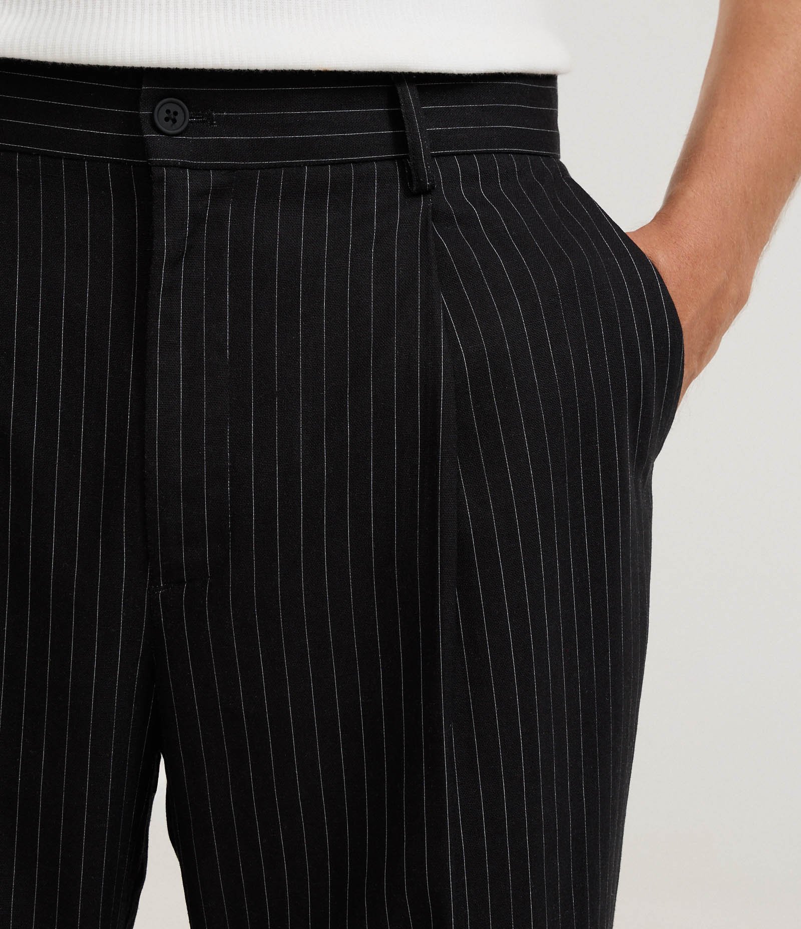 Calça Reta de Alfaiataria em Viscose com Listras Preto 5