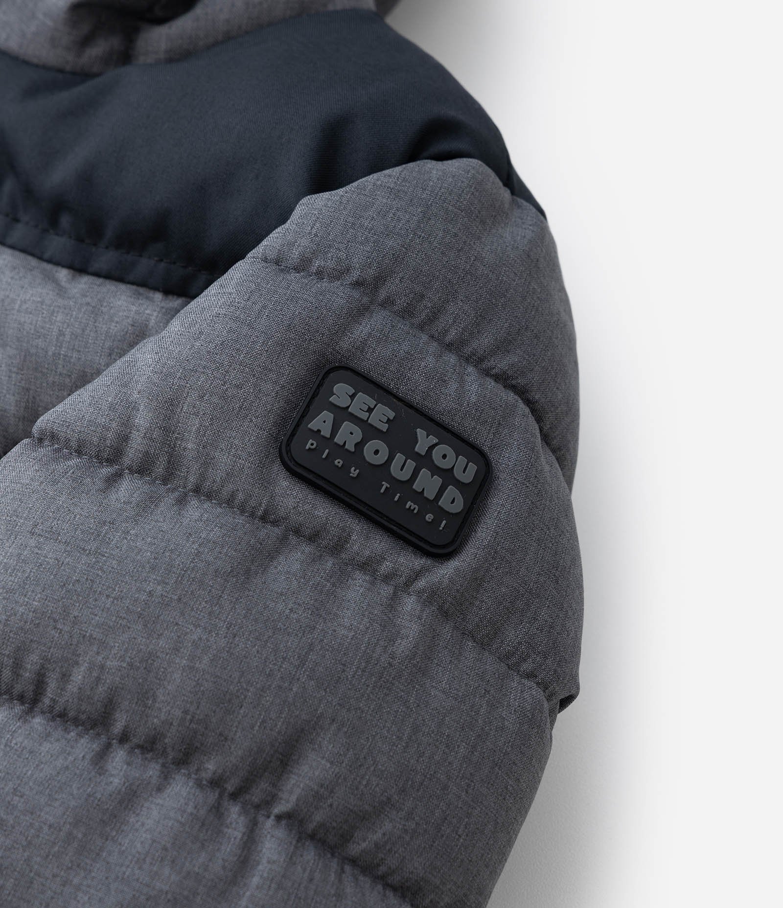 Jaqueta Infantil com Capuz e Recorte Texturizado – Tam 1 a 4 Anos Cinza 4