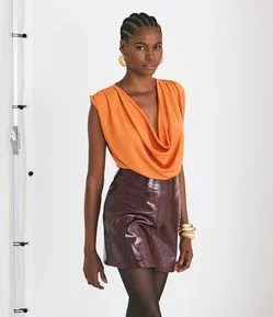 Saia Mini Reta em PU Com Recorte Frontal