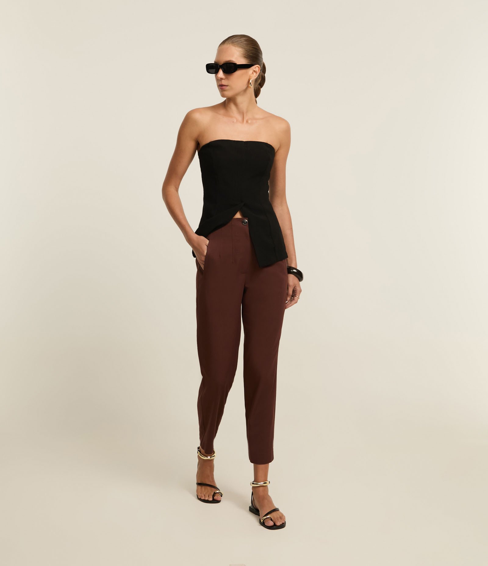 Calça Cenoura em Alfaiataria com Detalhe de Pregas Marrom 1