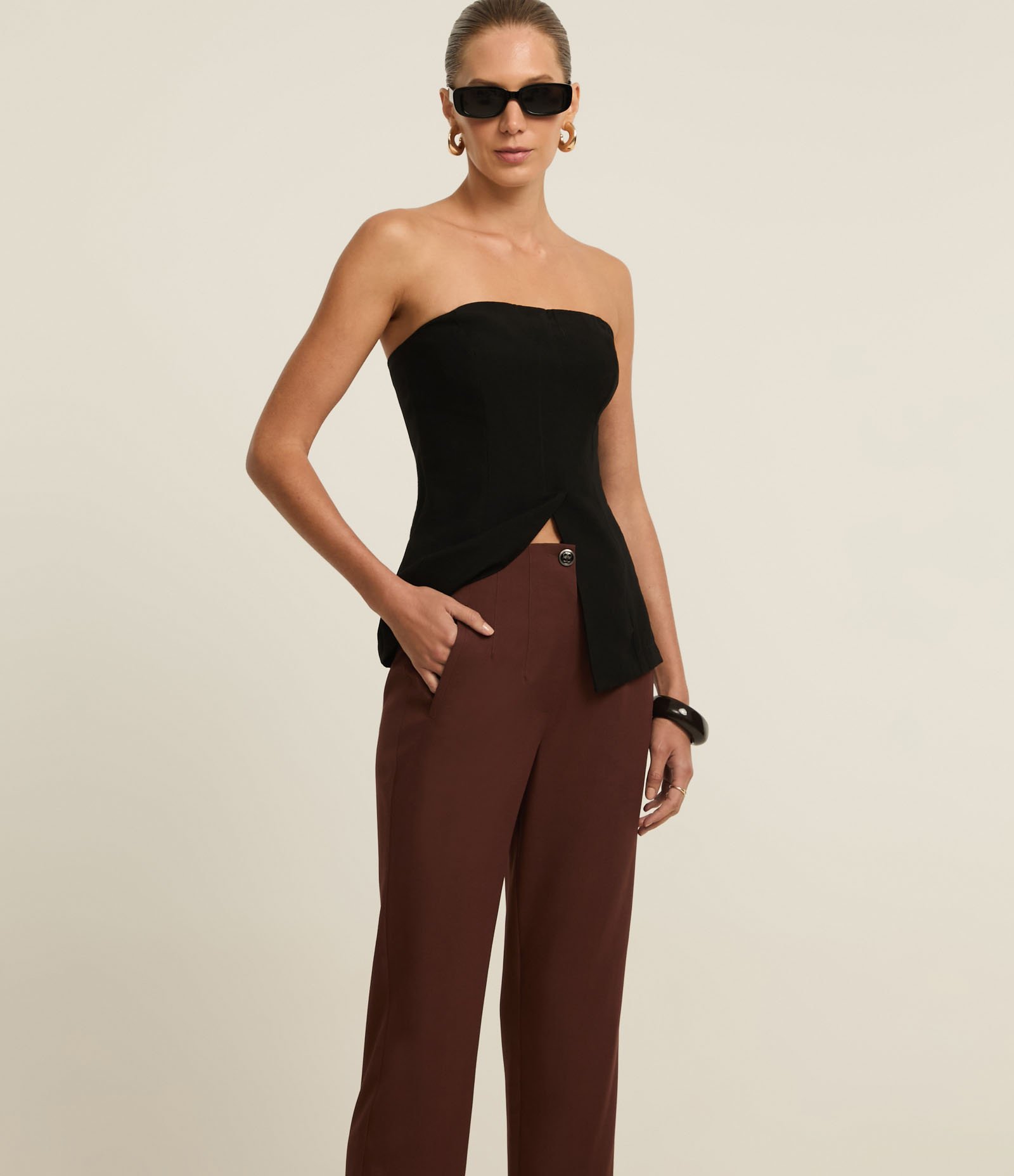 Calça Cenoura em Alfaiataria com Detalhe de Pregas Marrom 2