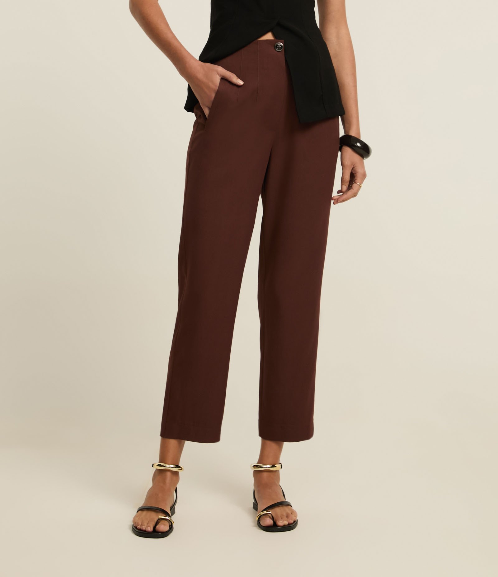 Calça Cenoura em Alfaiataria com Detalhe de Pregas Marrom 3