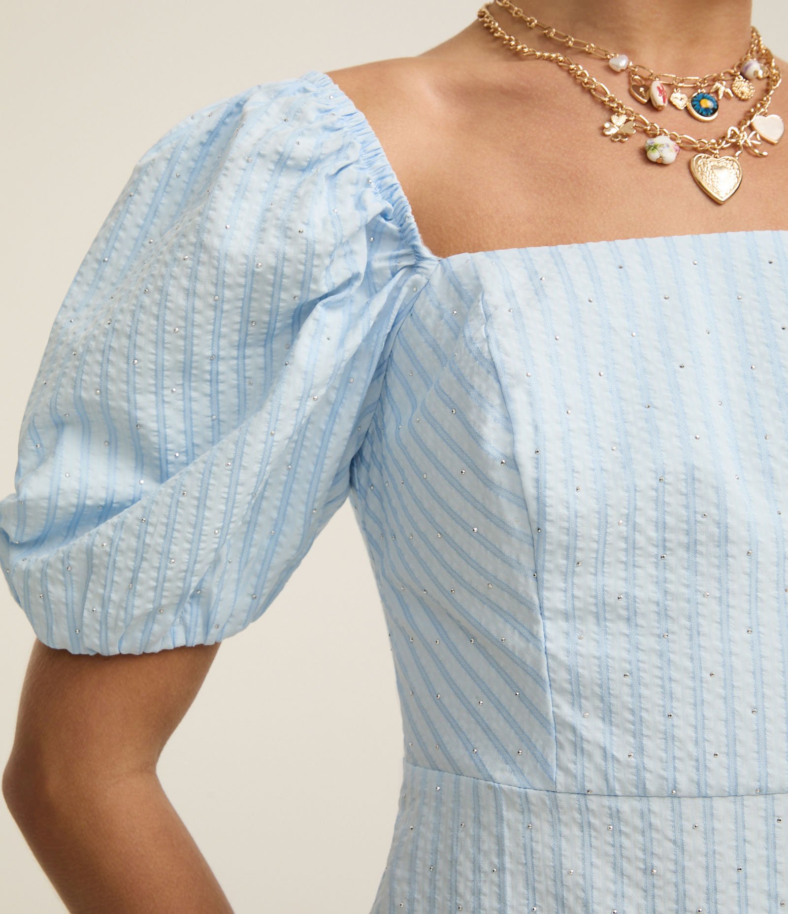 Vestido Curto em Tricoline Listrado com Manga Bufante e Brilhinhos Azul 4