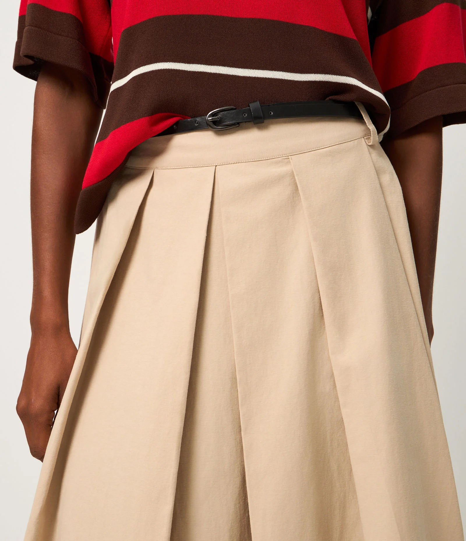 Saia Midi com Pregas Frontais e Cinto Fino Bege 3