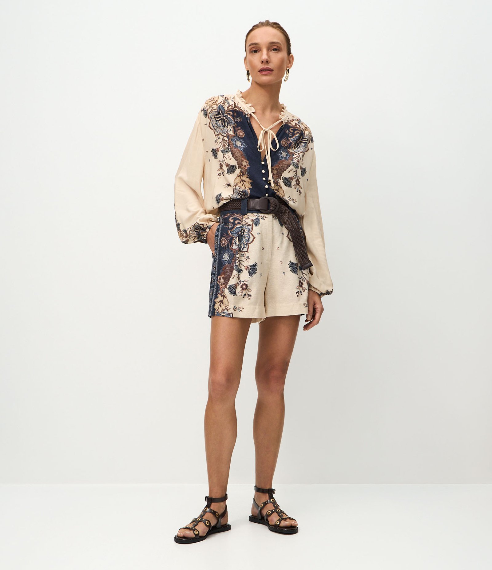 Short em Viscolinho com Estampa Floral e Cinto de Ráfia Azul 1