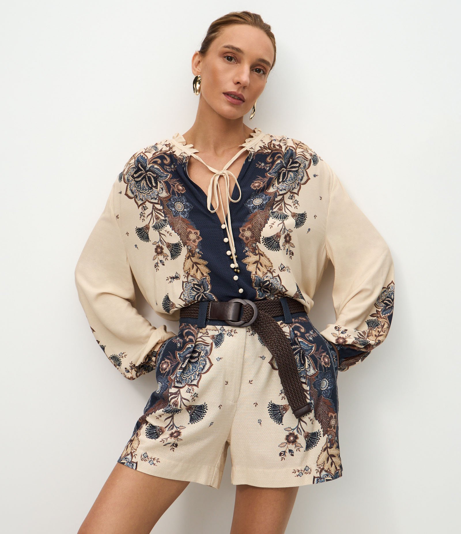 Short em Viscolinho com Estampa Floral e Cinto de Ráfia Azul 2