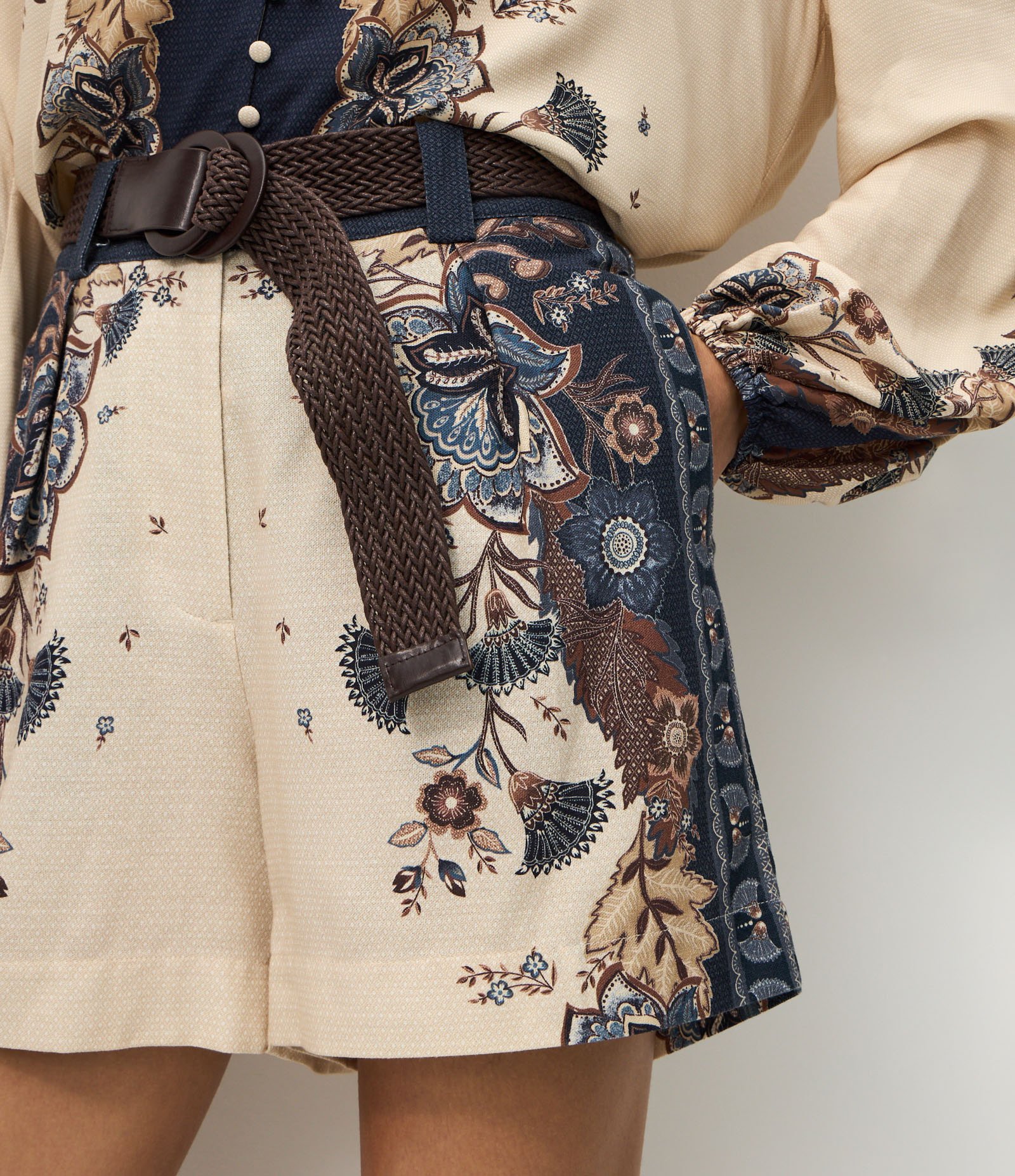 Short em Viscolinho com Estampa Floral e Cinto de Ráfia Azul 3