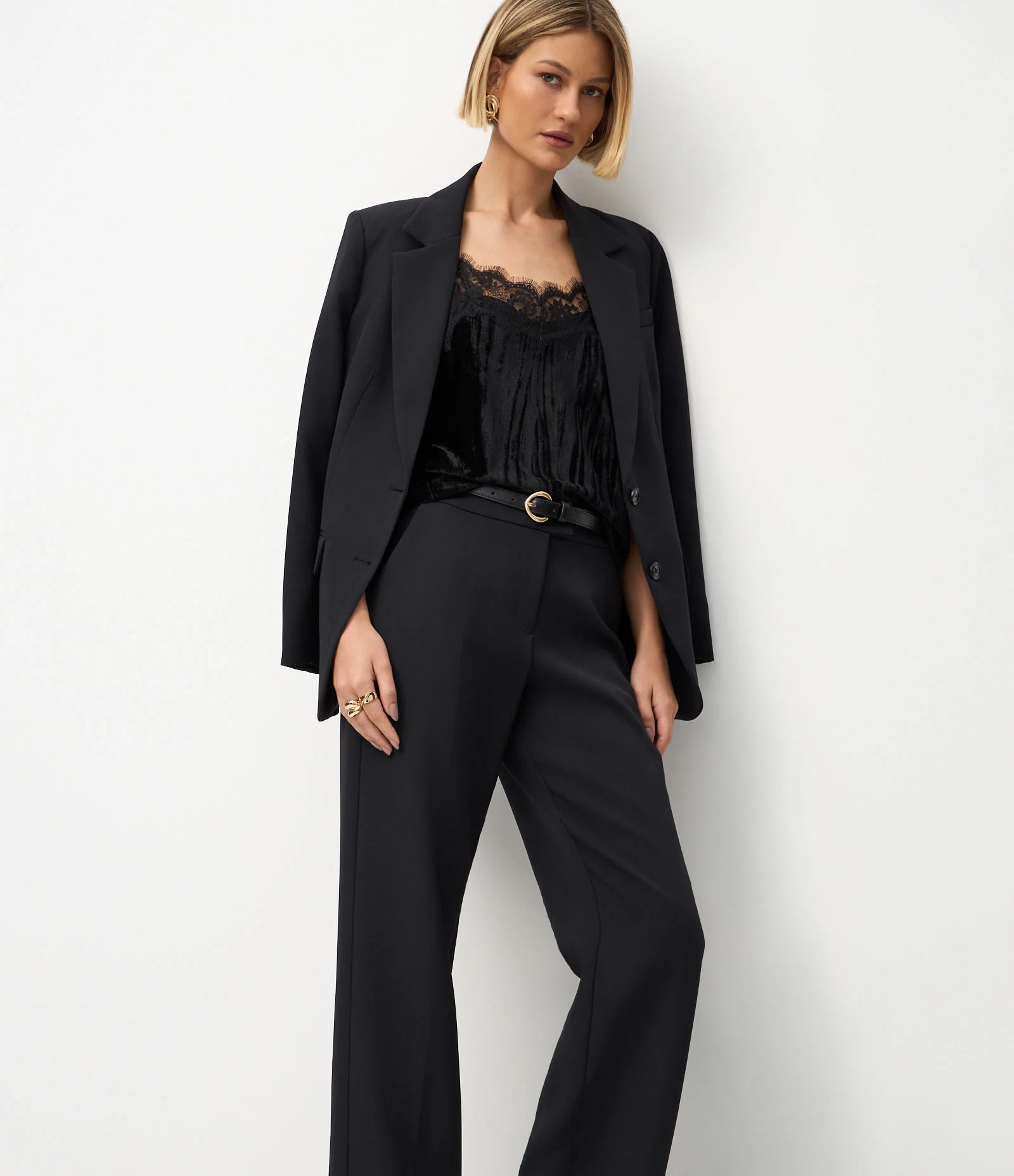 Calça Reta Alfaiatada com Cintura Média Preto 2