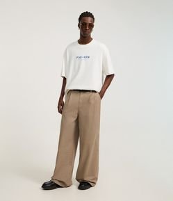 Calça Mega Baggy em Sarja com Pregas e Bolso Faca