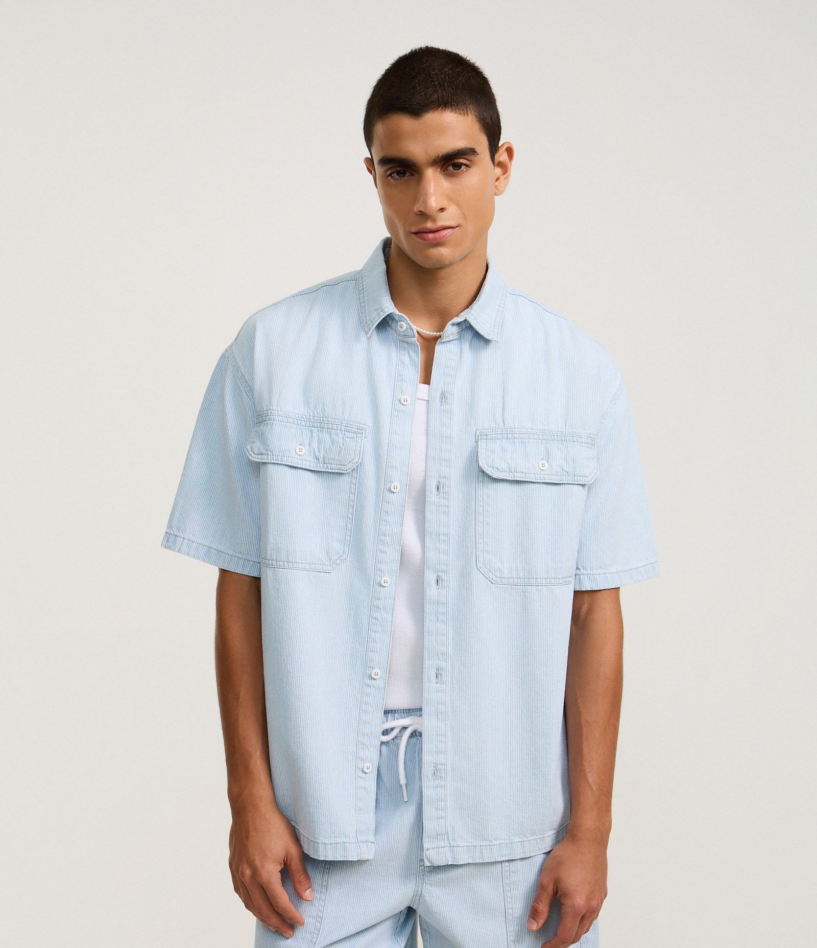 Camisa Boxy em Jeans com Estampa de Listras e Bolsos Azul 2