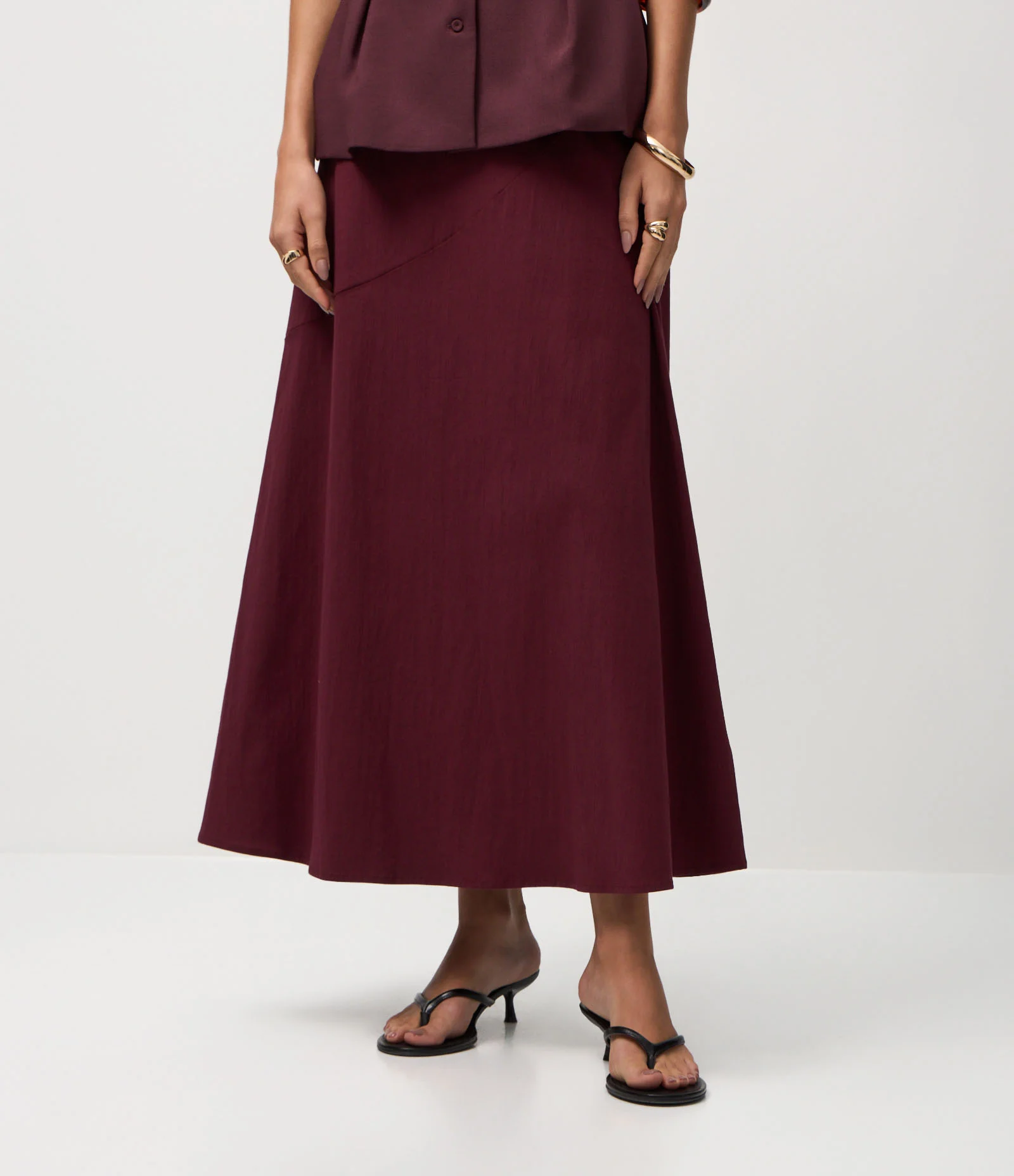 Saia Midi Evasê em Bengaline com Recorte Frontal Vermelho 3