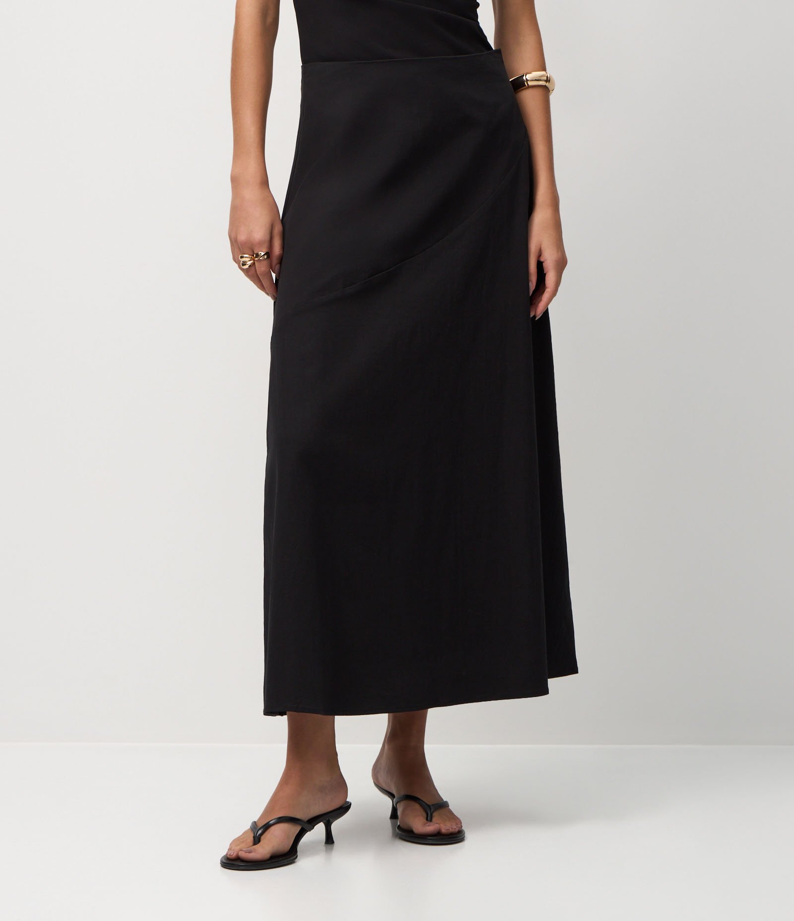 Saia Midi Evasê em Bengaline com Recorte Frontal Preto 3