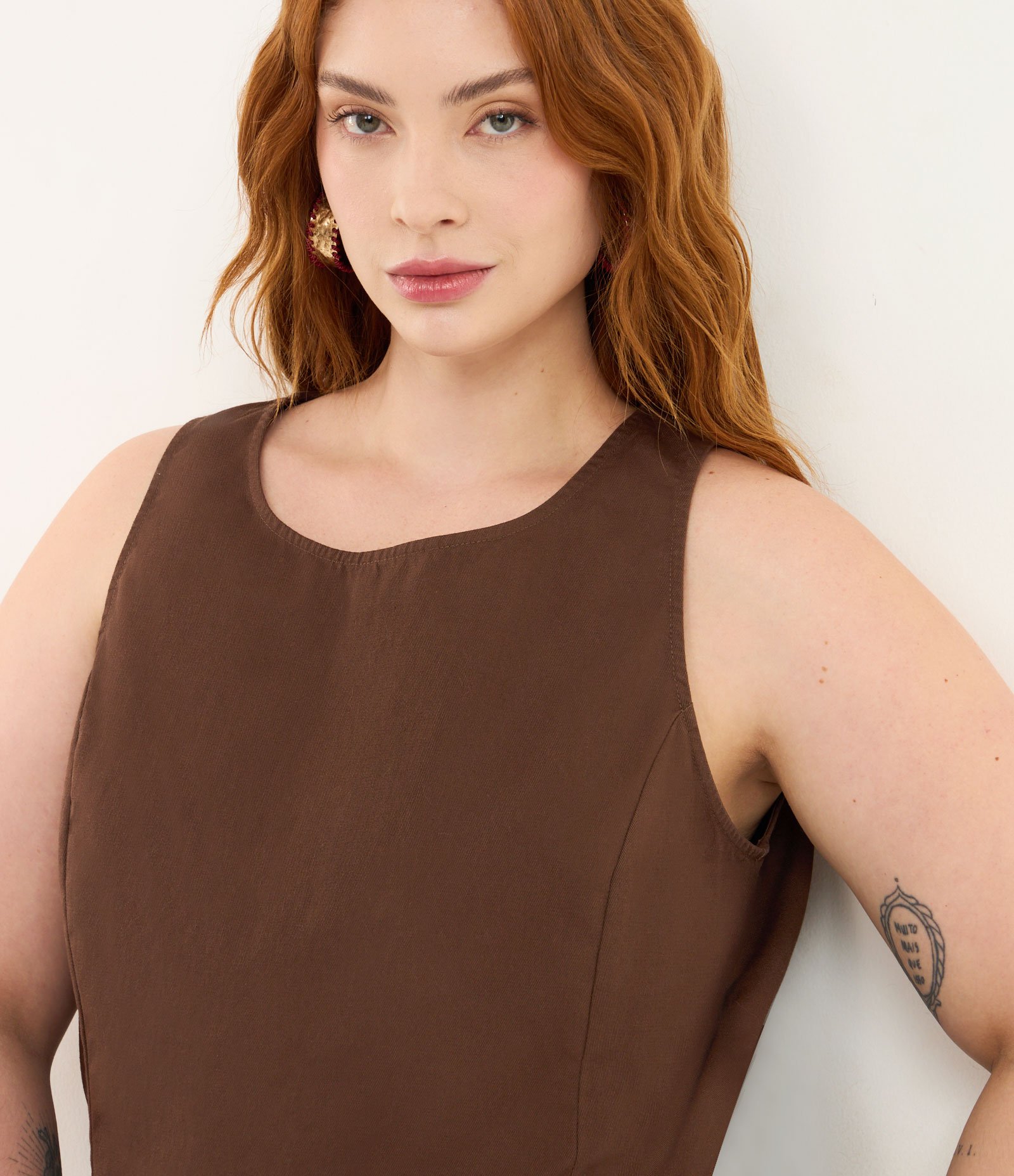 Blusa sem Manga em Sarja Curve & Plus Size Marrom 3