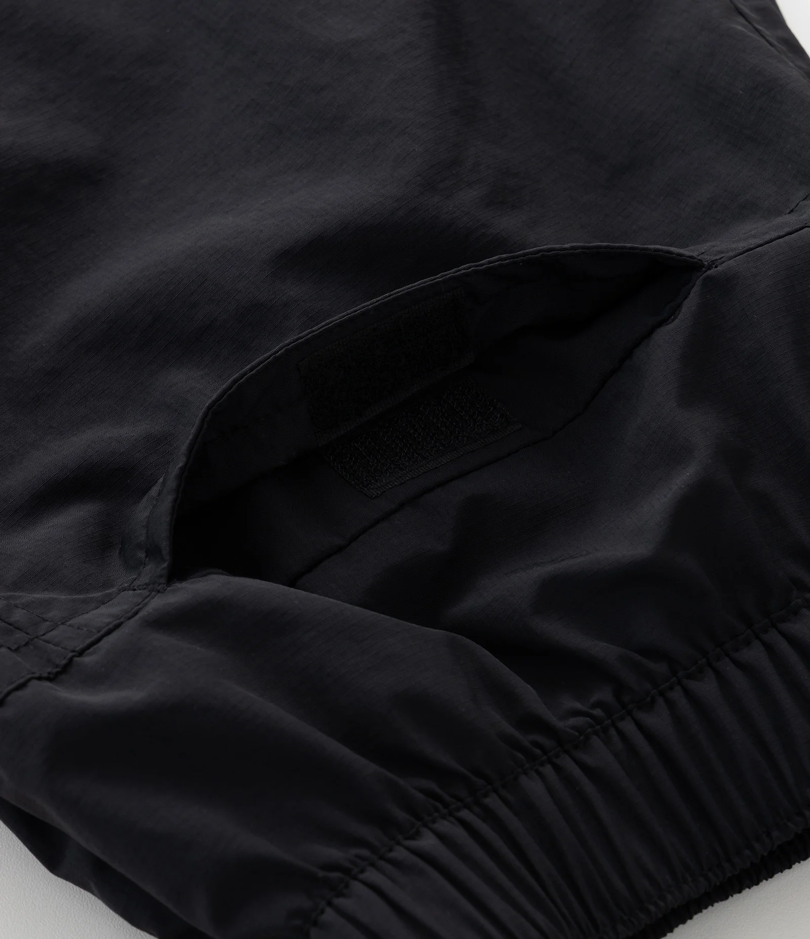 Bermuda em Material Tecnológico com  Porta Garrafa e Bolso Preto 9