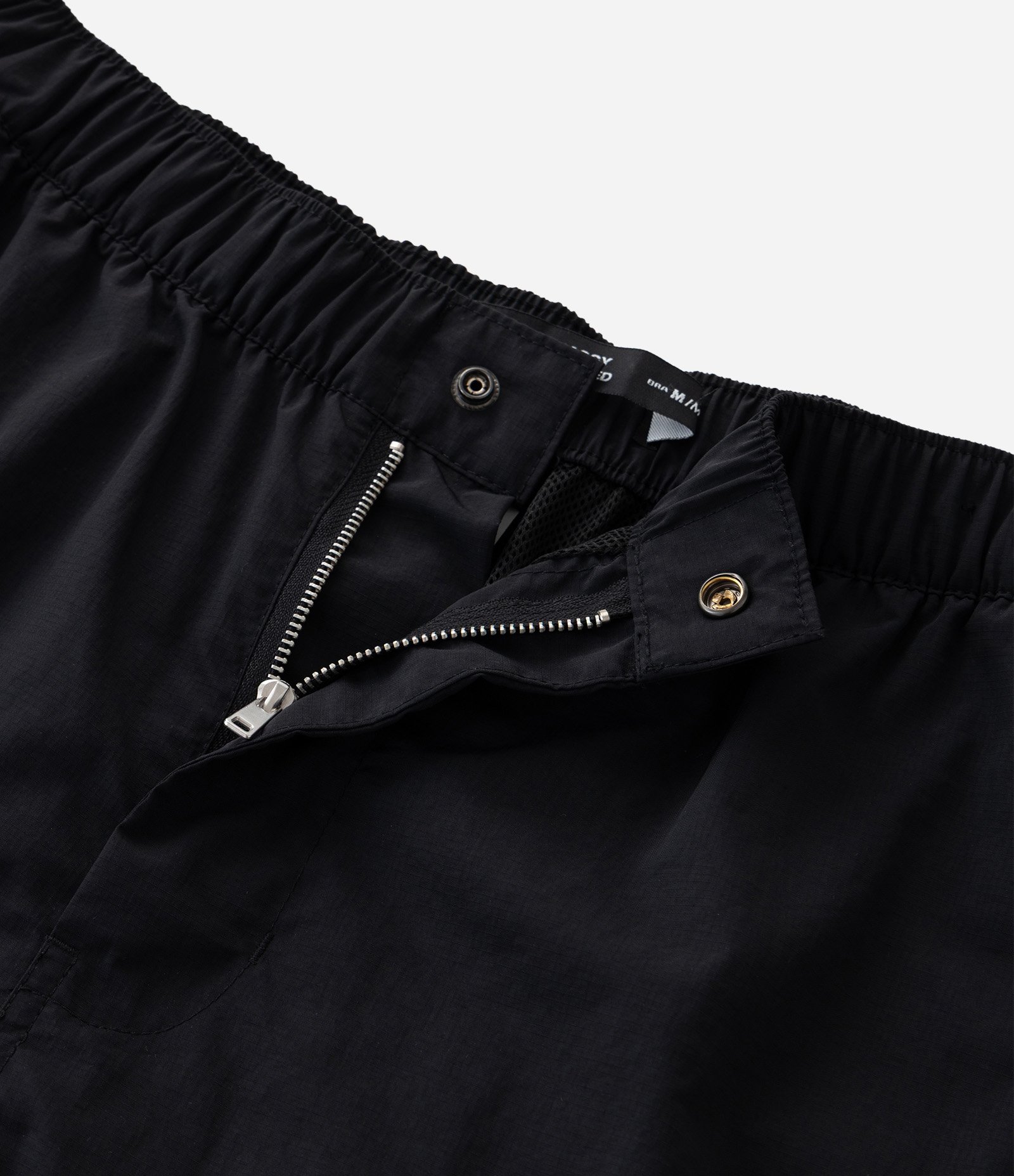 Bermuda em Material Tecnológico com  Porta Garrafa e Bolso Preto 10