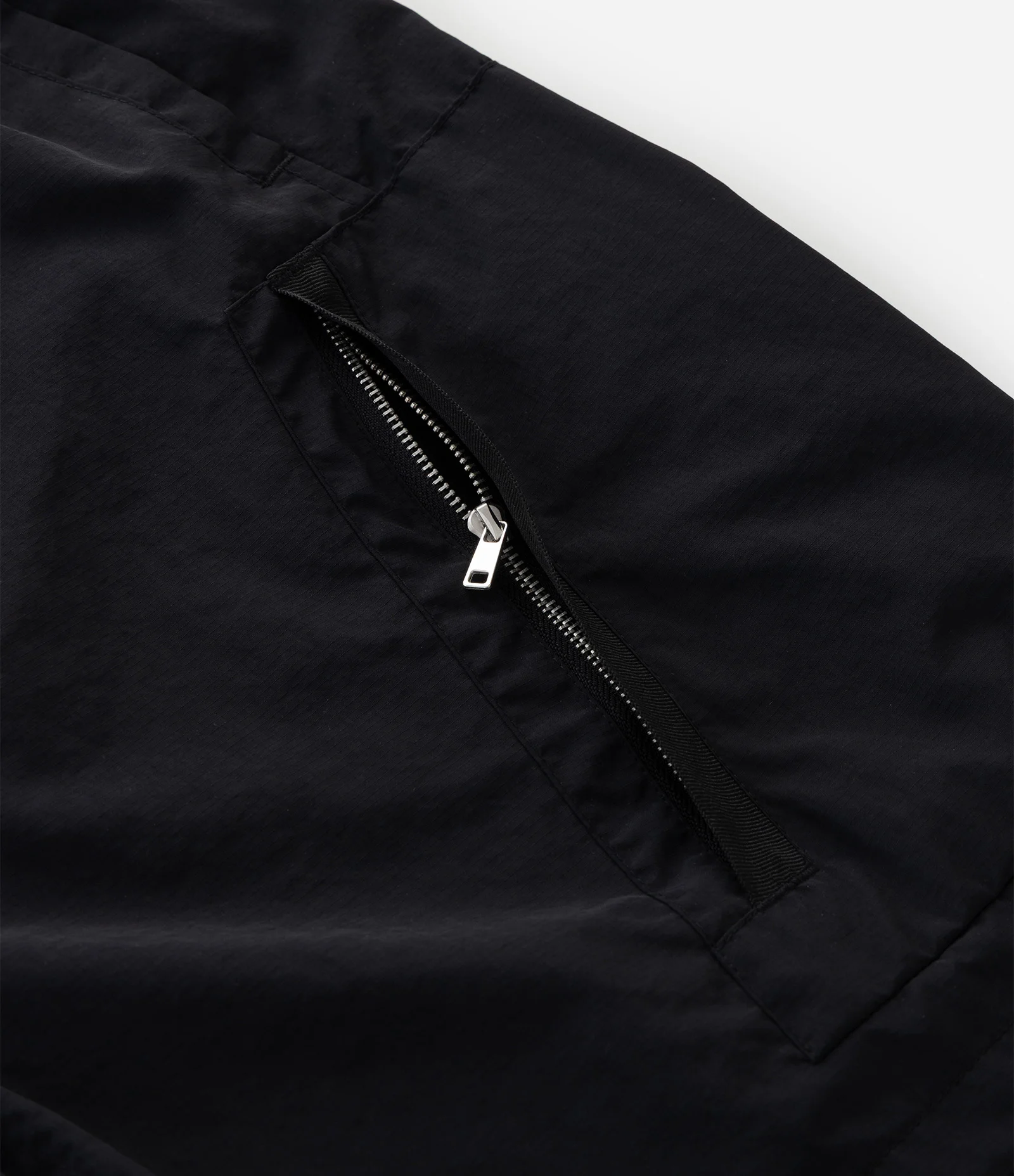 Bermuda em Material Tecnológico com  Porta Garrafa e Bolso Preto 11