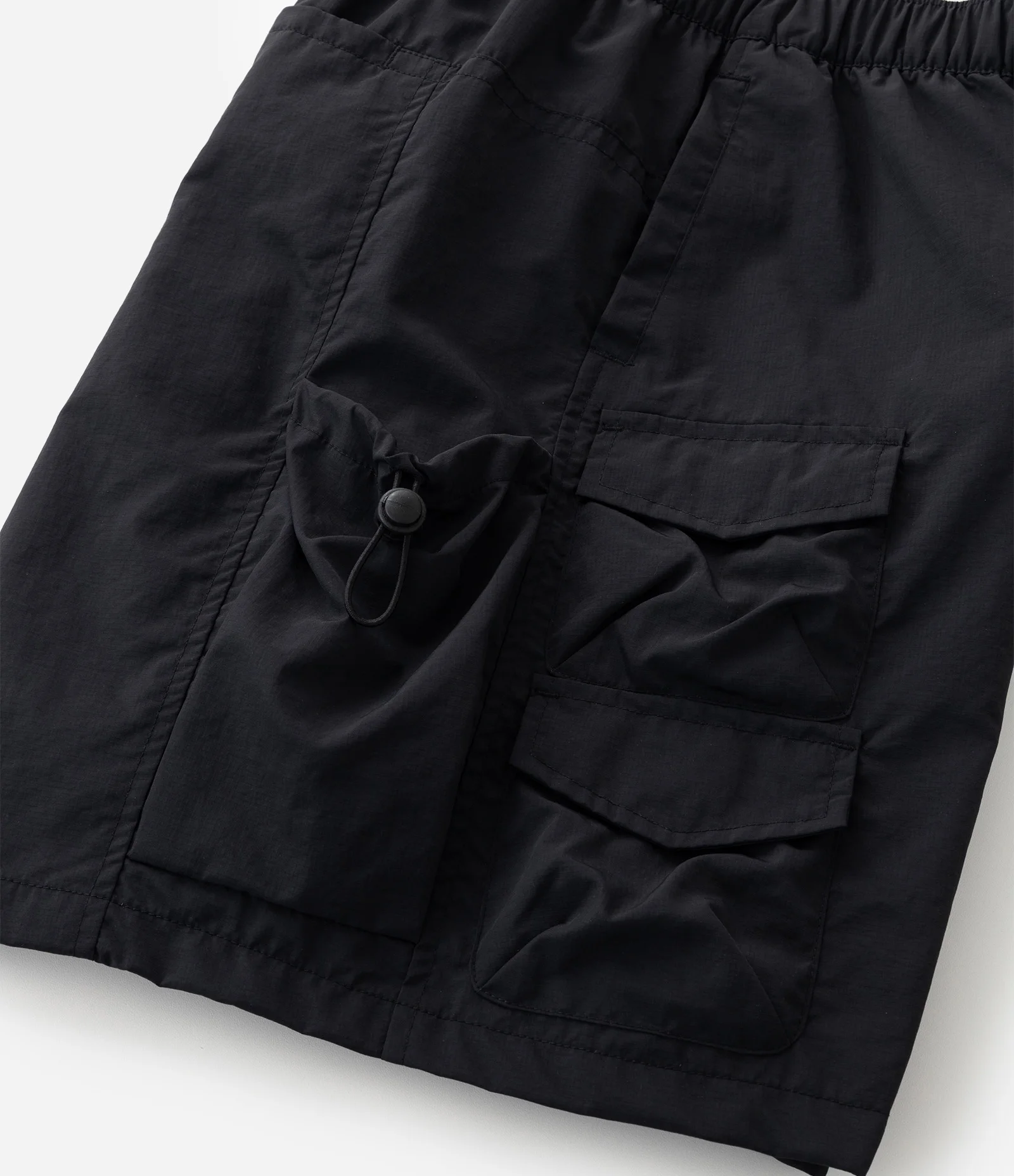 Bermuda em Material Tecnológico com  Porta Garrafa e Bolso Preto 12