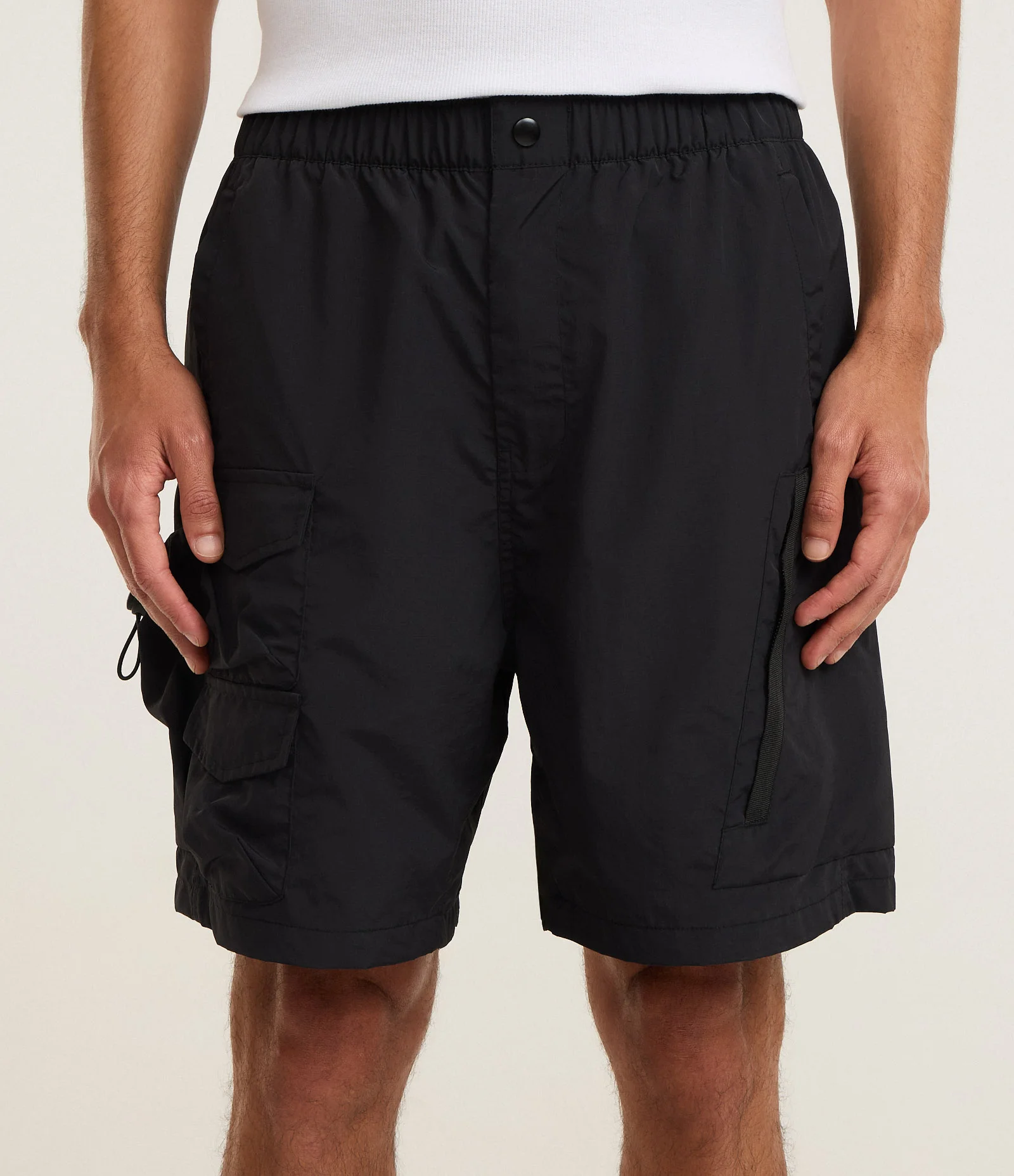 Bermuda em Material Tecnológico com  Porta Garrafa e Bolso Preto 2