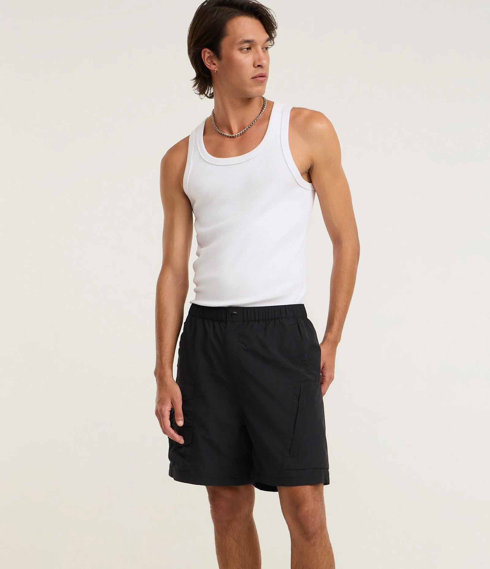 Bermuda em Material Tecnológico com  Porta Garrafa e Bolso Preto 3