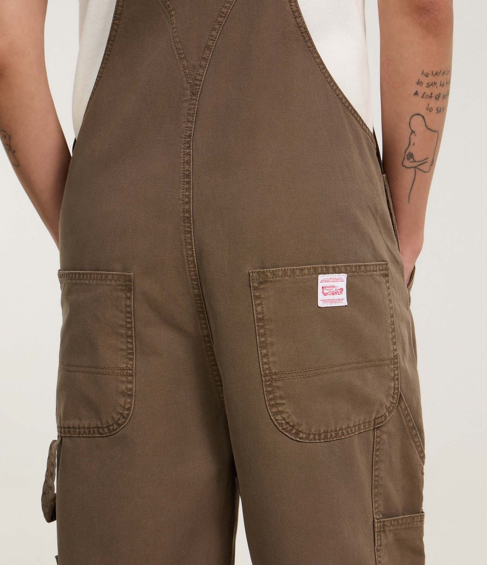 Jardineira de Sarja com Bolso Carpinteiro Marrom 7