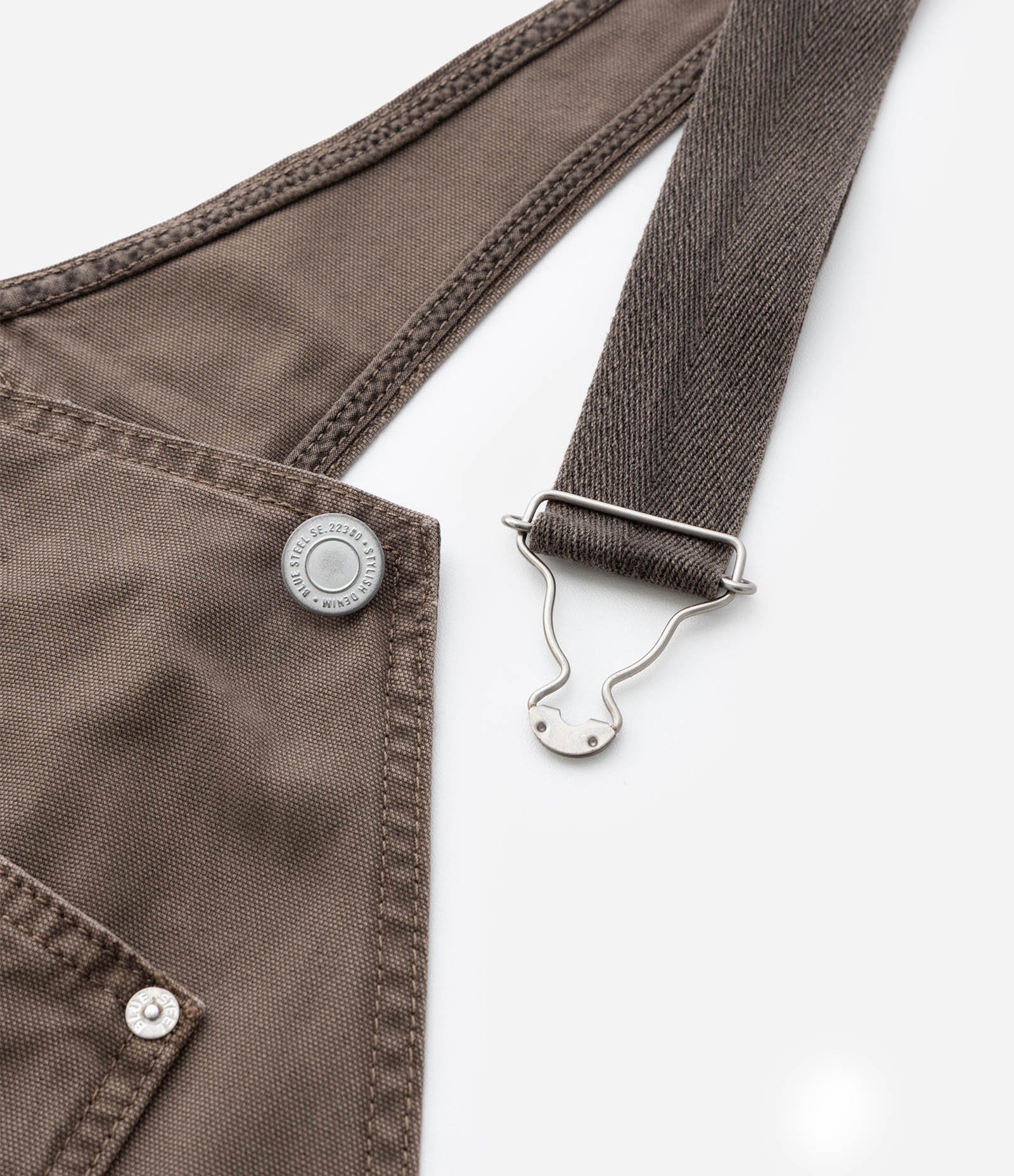 Jardineira de Sarja com Bolso Carpinteiro Marrom 13