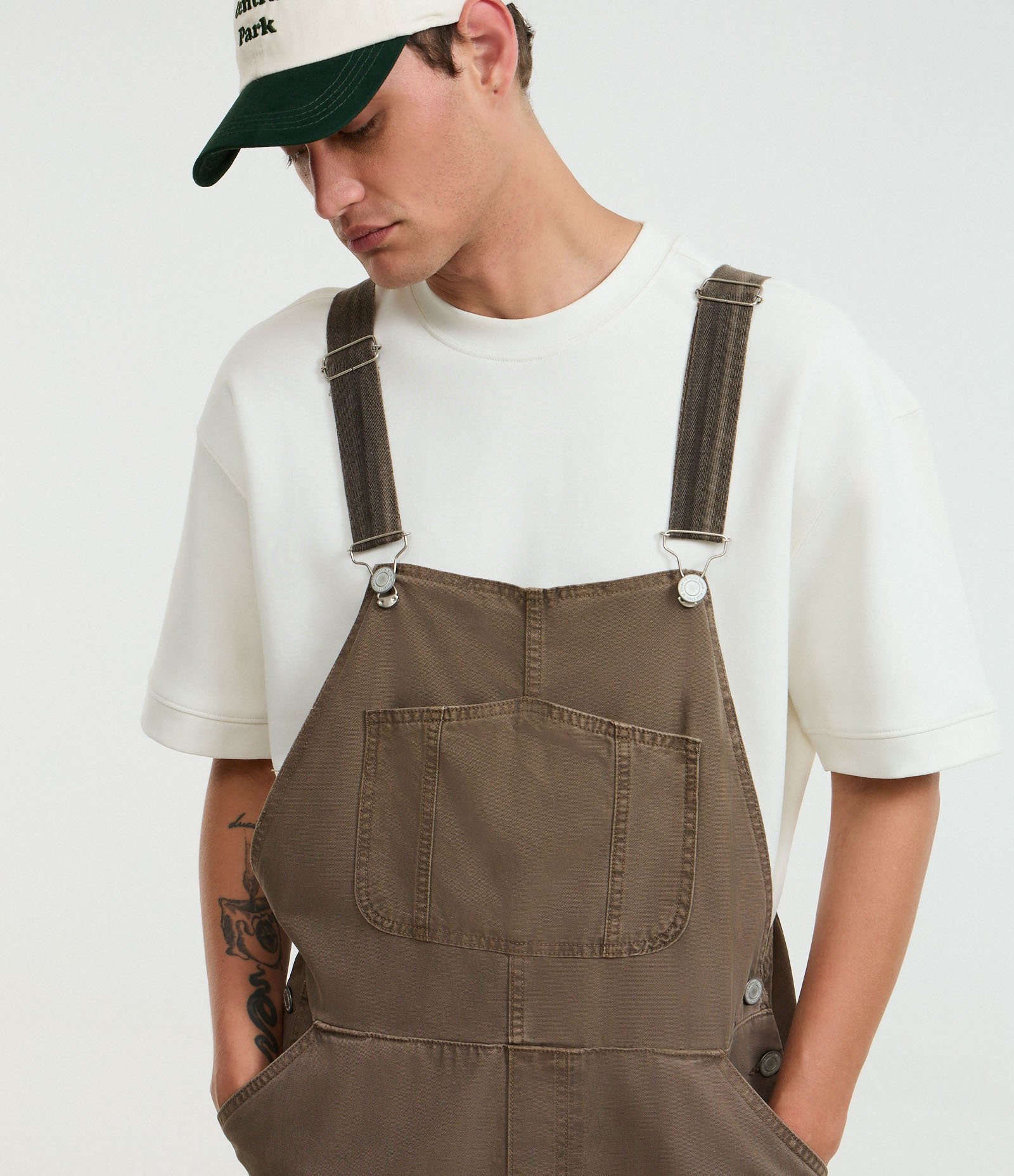 Jardineira de Sarja com Bolso Carpinteiro Marrom 2