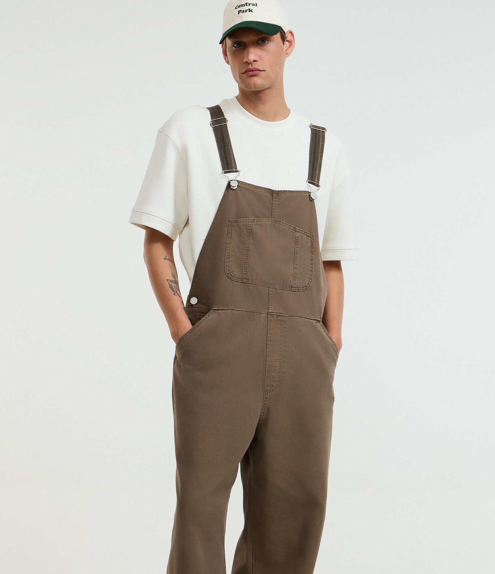 Jardineira de Sarja com Bolso Carpinteiro Marrom 4