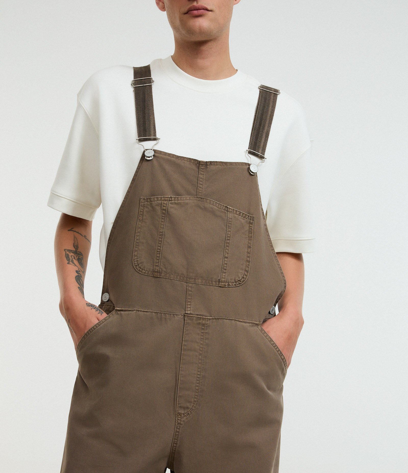 Jardineira de Sarja com Bolso Carpinteiro Marrom 6