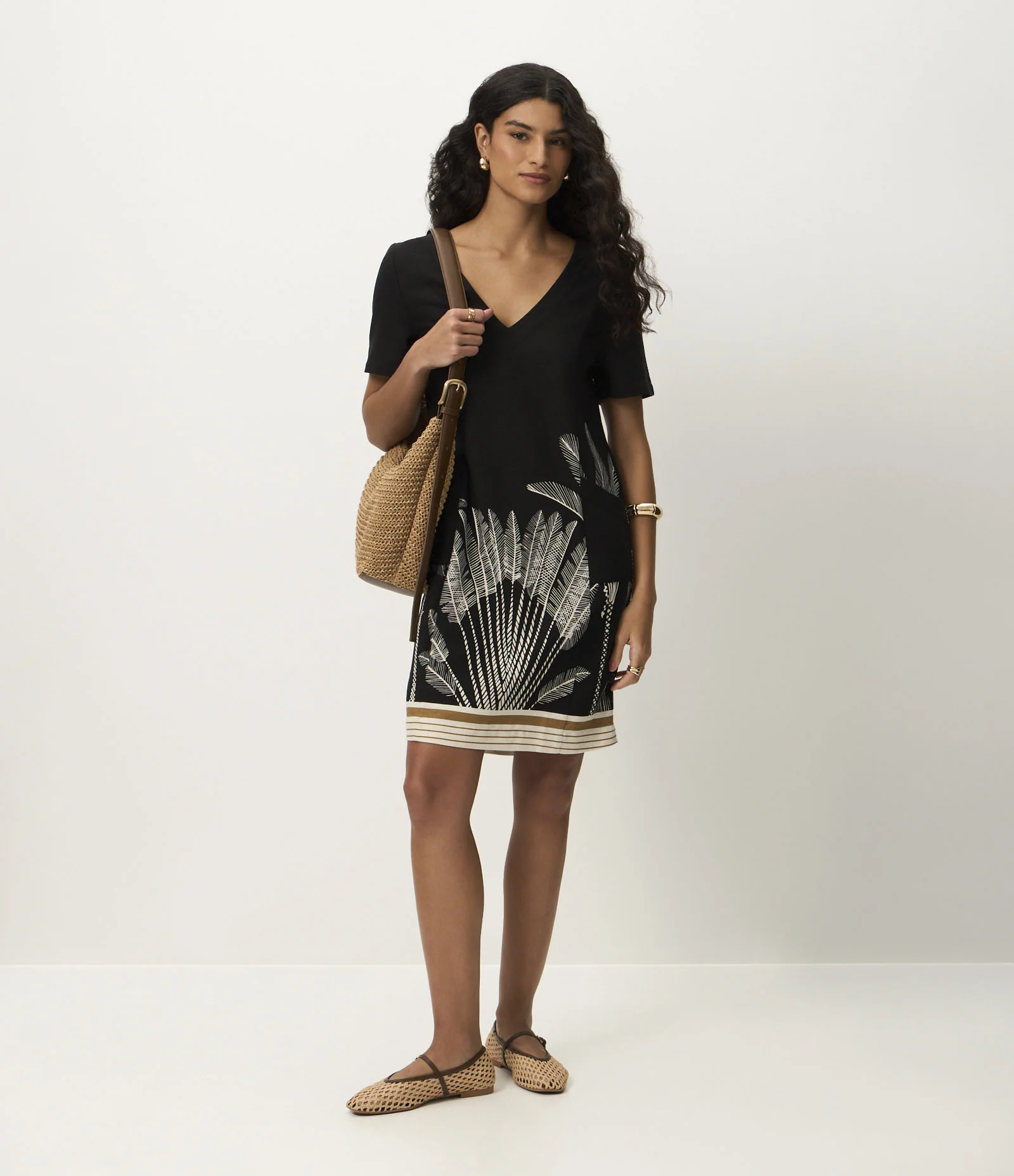 Vestido Manga Curta em Viscolinho com Estampa de Folhagem Preto 2