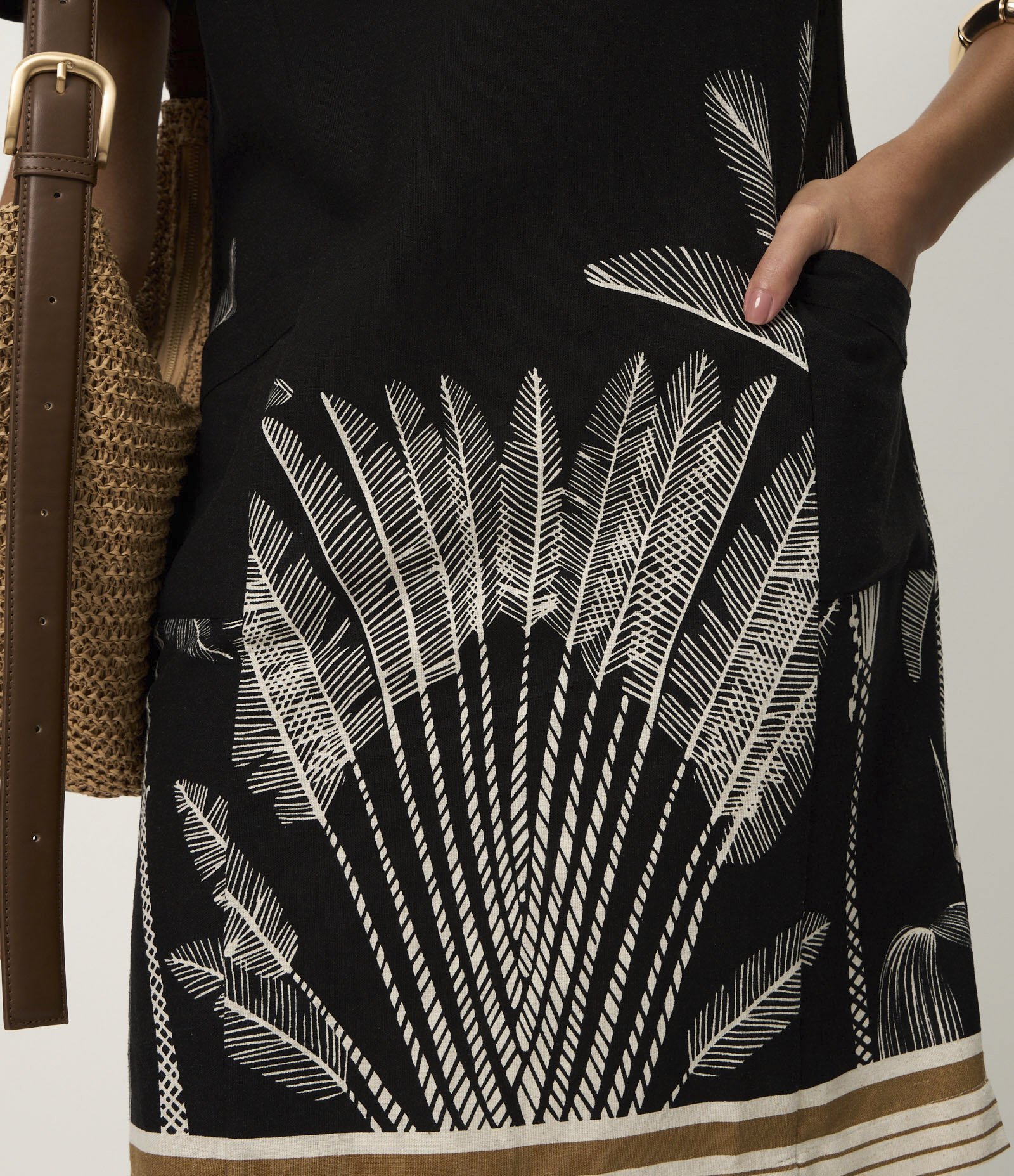 Vestido Manga Curta em Viscolinho com Estampa de Folhagem Preto 3