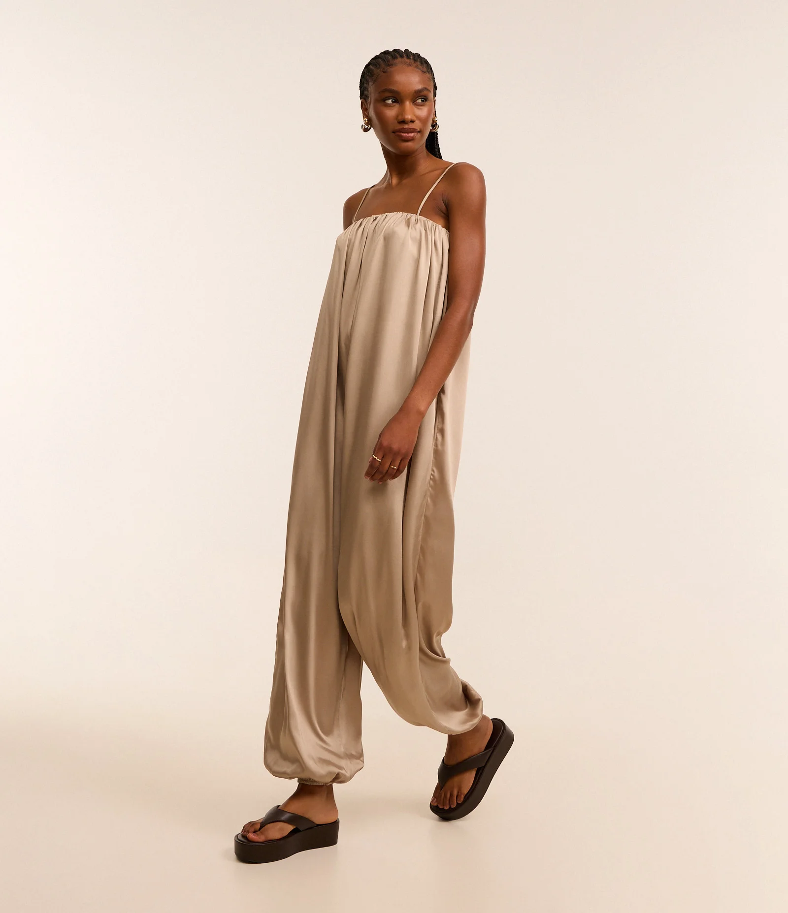 Macacão Aladim em Cetim Sem Manga Bege 1