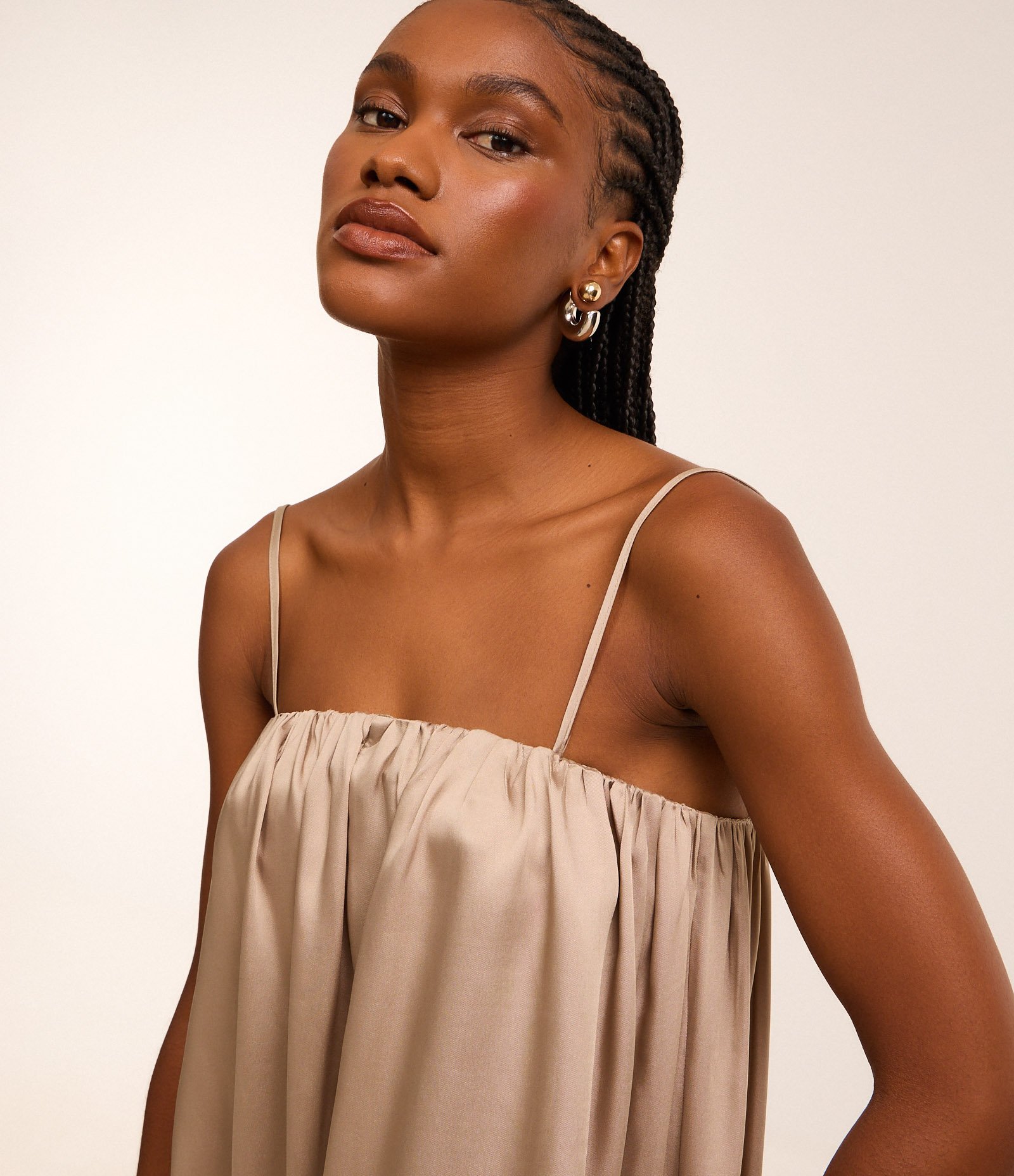 Macacão Aladim em Cetim Sem Manga Bege 2