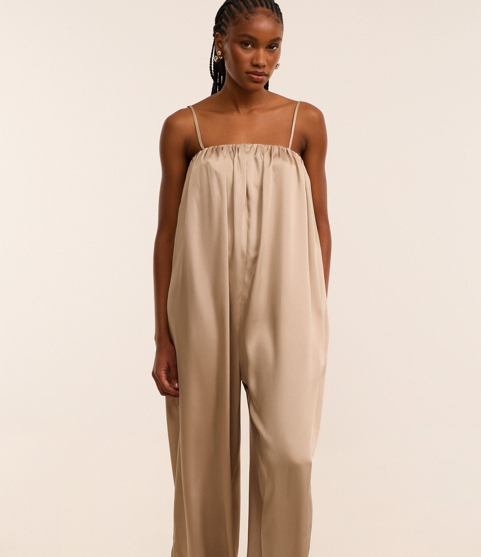 Macacão Aladim em Cetim Sem Manga Bege 3