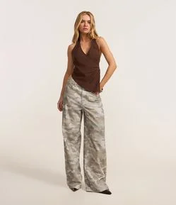 Calça Loose em Jeans Camuflado com Bolsos