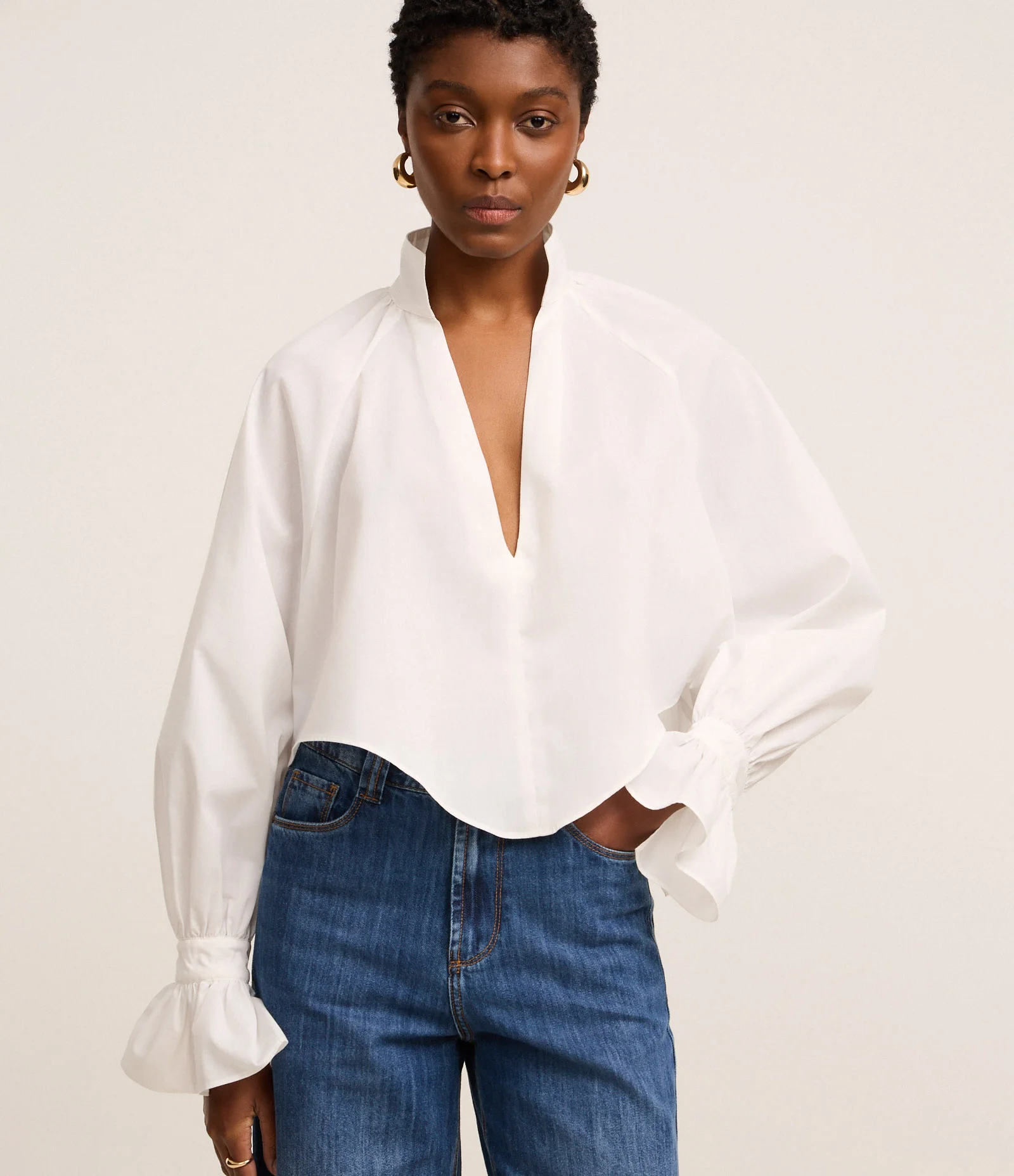 Bata em Tricoline com Barra Assimétrica e Manga Longa Sino Branco 1