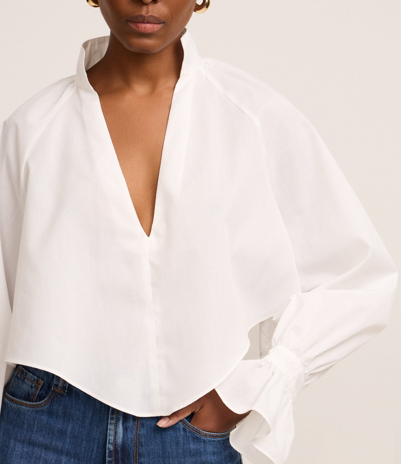 Bata em Tricoline com Barra Assimétrica e Manga Longa Sino Branco 3