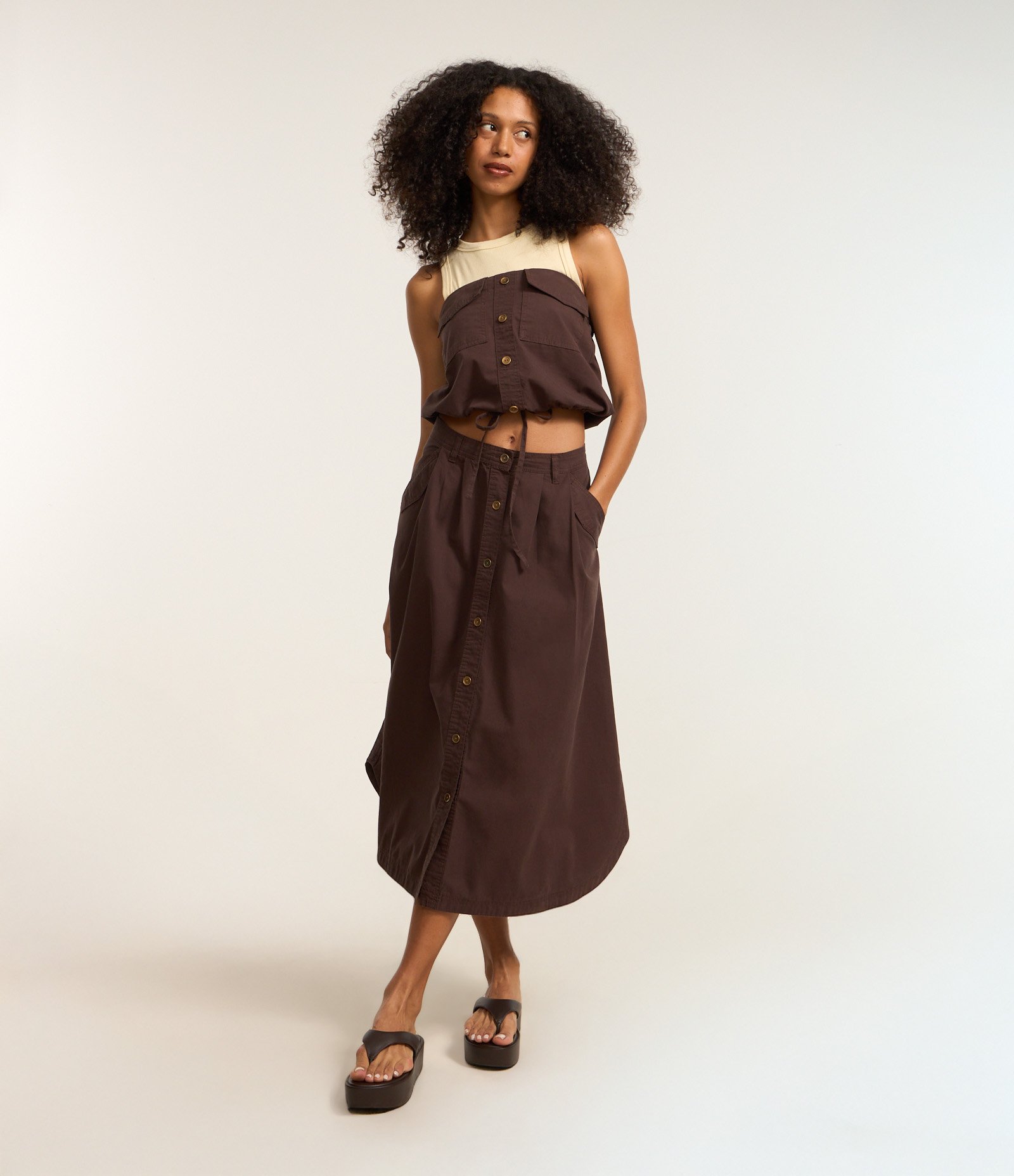 Saia Midi em Sarja com Abotoamento Frontal e Fendas Laterais Marrom 1