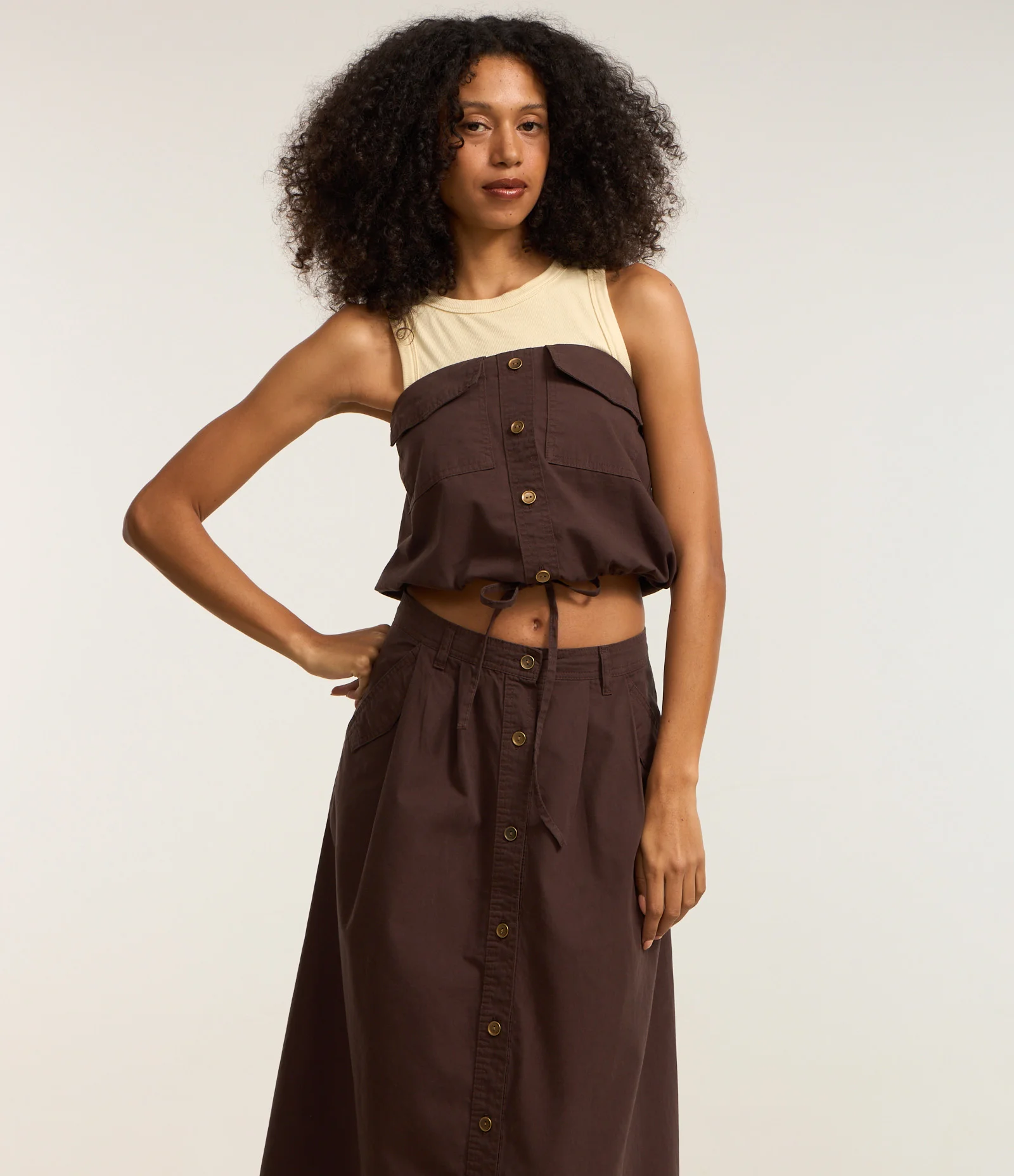 Saia Midi em Sarja com Abotoamento Frontal e Fendas Laterais Marrom 2