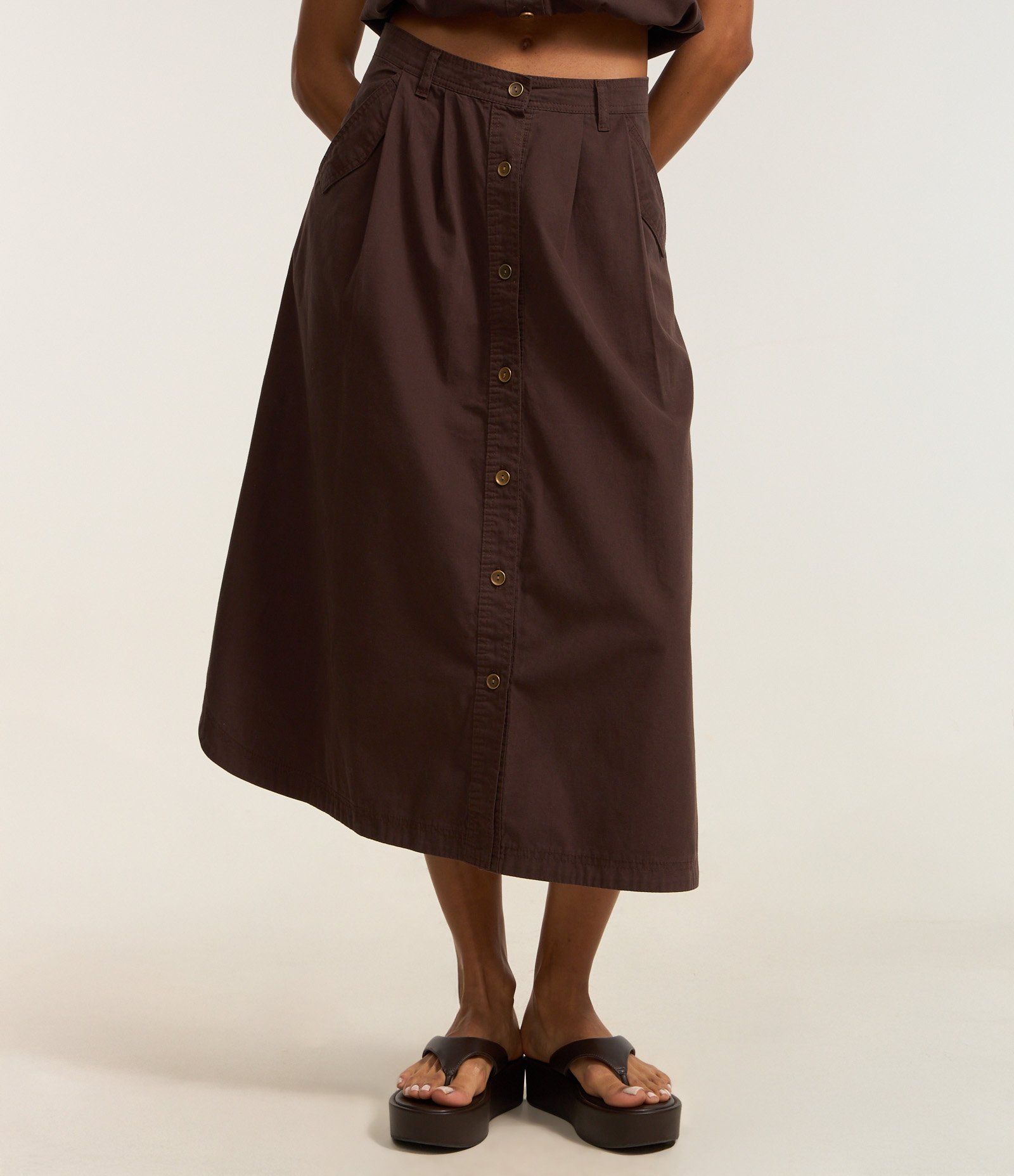 Saia Midi em Sarja com Abotoamento Frontal e Fendas Laterais Marrom 3