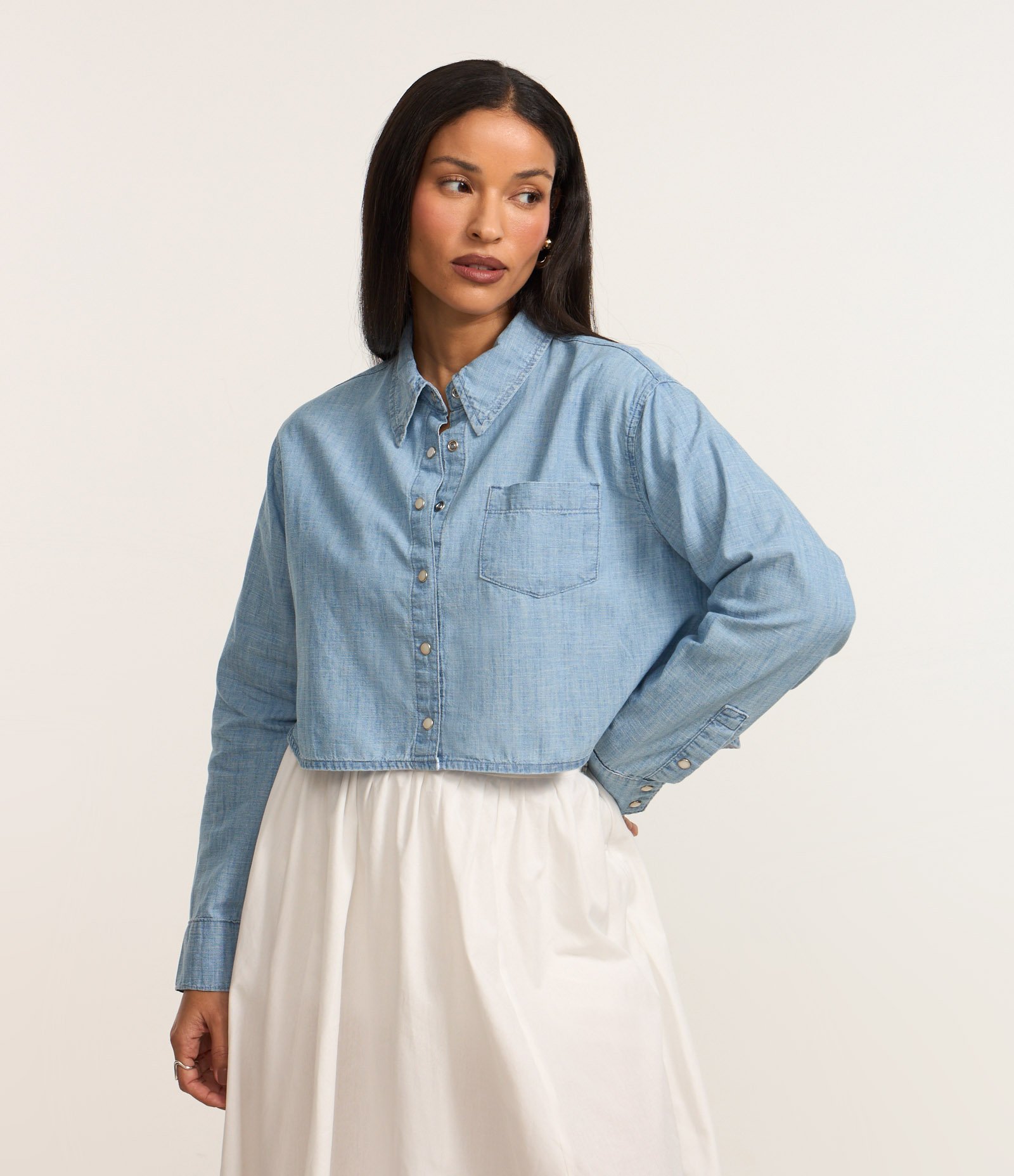 Camisa Cropped em Jeans com Bolso Frontal Claro 1