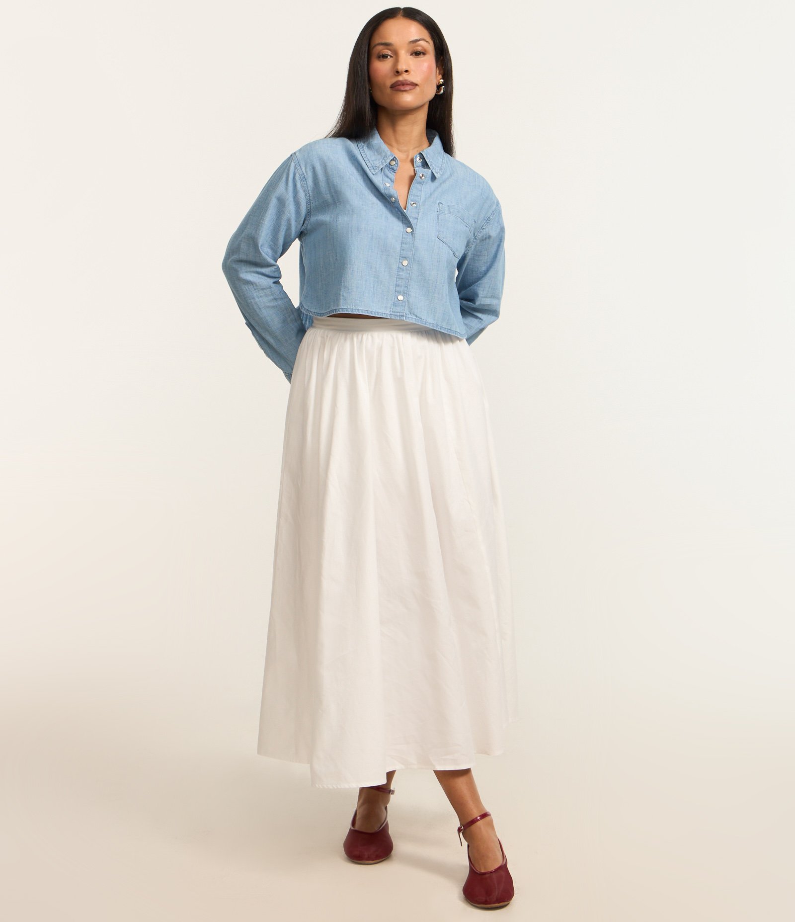 Camisa Cropped em Jeans com Bolso Frontal Claro 2