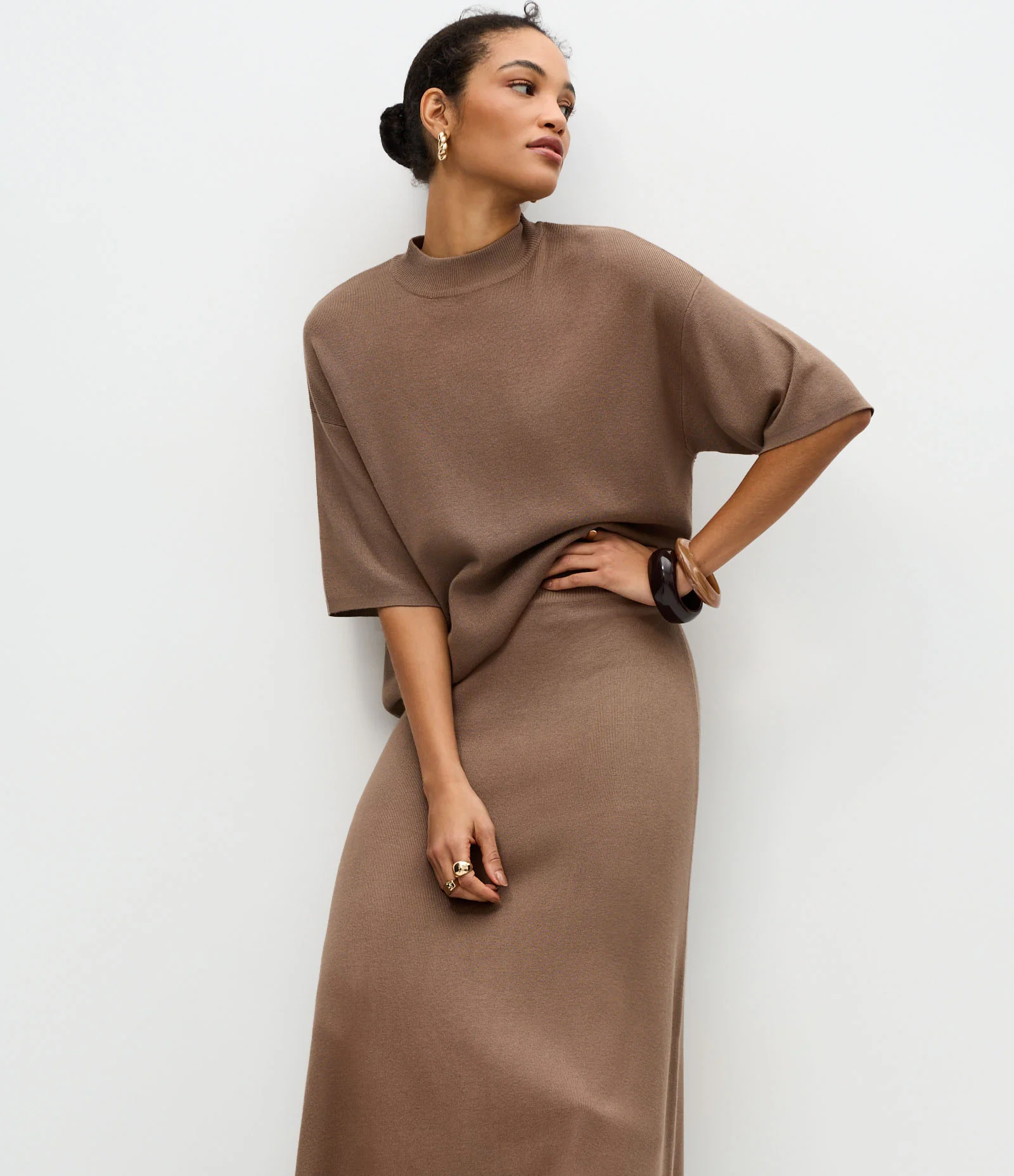 Saia Evasê Midi em Tricô com Caimento Leve Bege 2