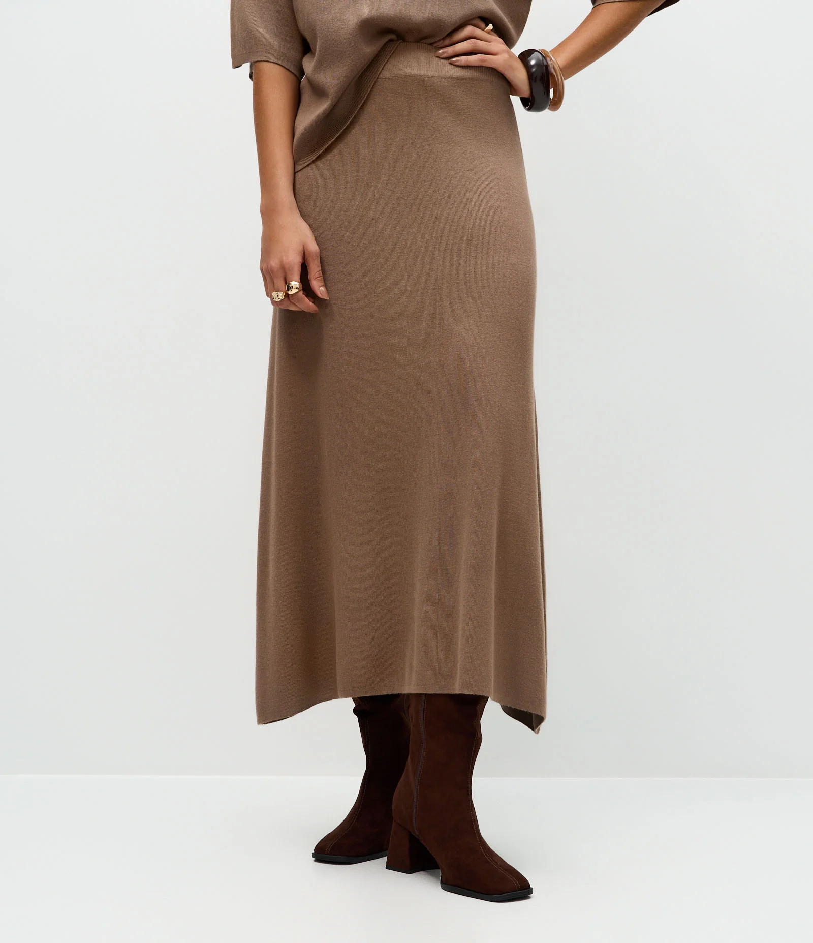 Saia Evasê Midi em Tricô com Caimento Leve Bege 3